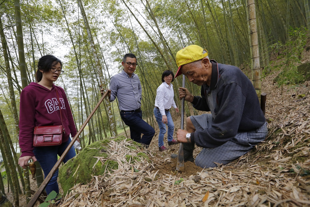奎達集團董事長林俊賢(左2)出生在南投竹山鎮，帶家人回老家探望竹農父親（右）。