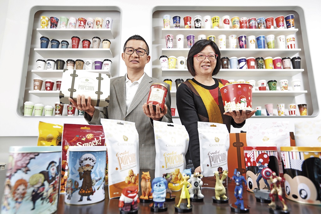 奎達集團董事長林俊賢（左）與總經理王由紫（右）從紙杯跨足影城原物料供應商，拚出逾14億元商機。