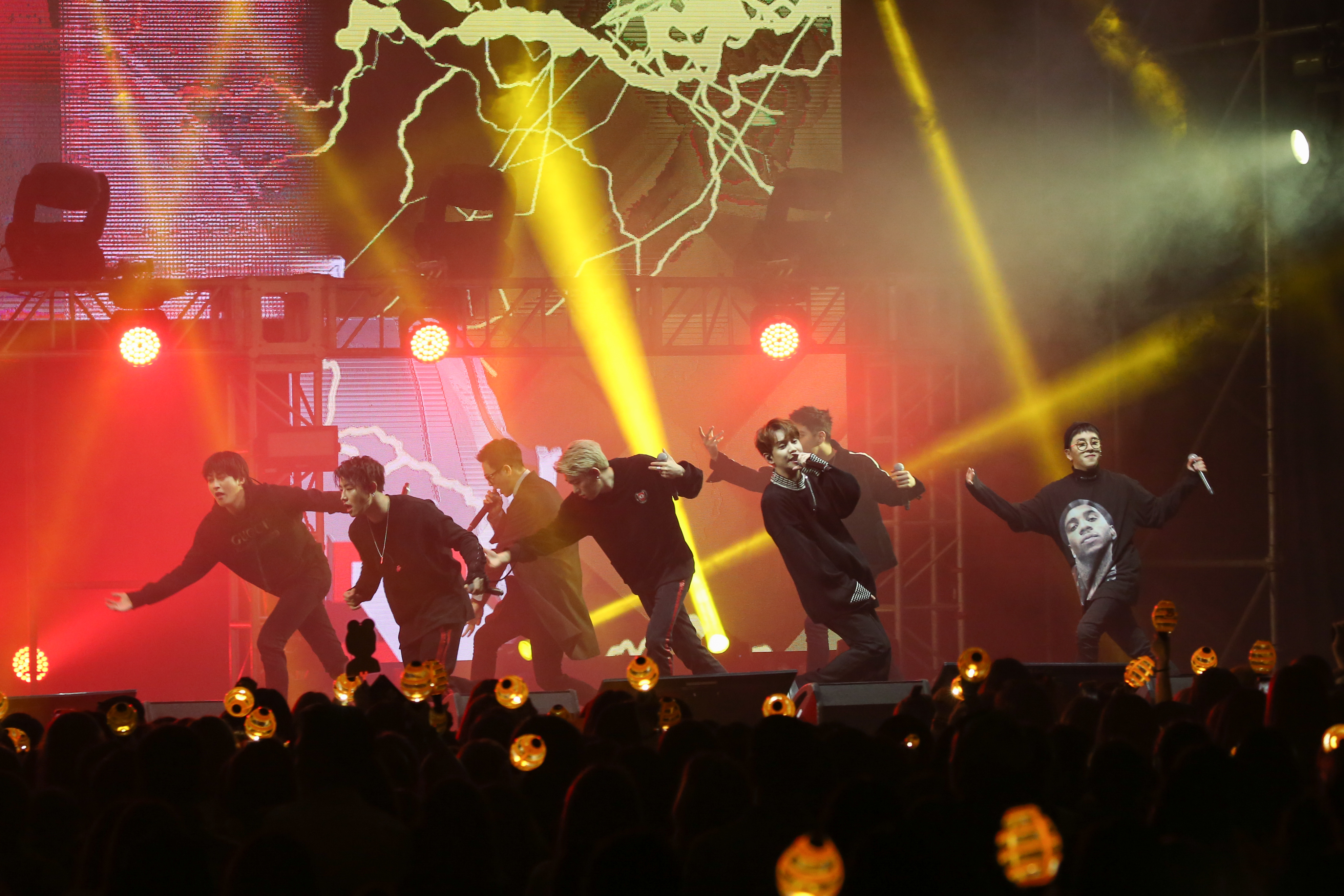 Block B在台大體育館熱力開唱，熱歌勁舞嗨翻天。