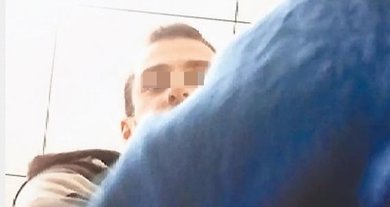 土耳其籍男子王凱傑不滿被同學譏笑出手毆打，同學趕緊錄影存證。