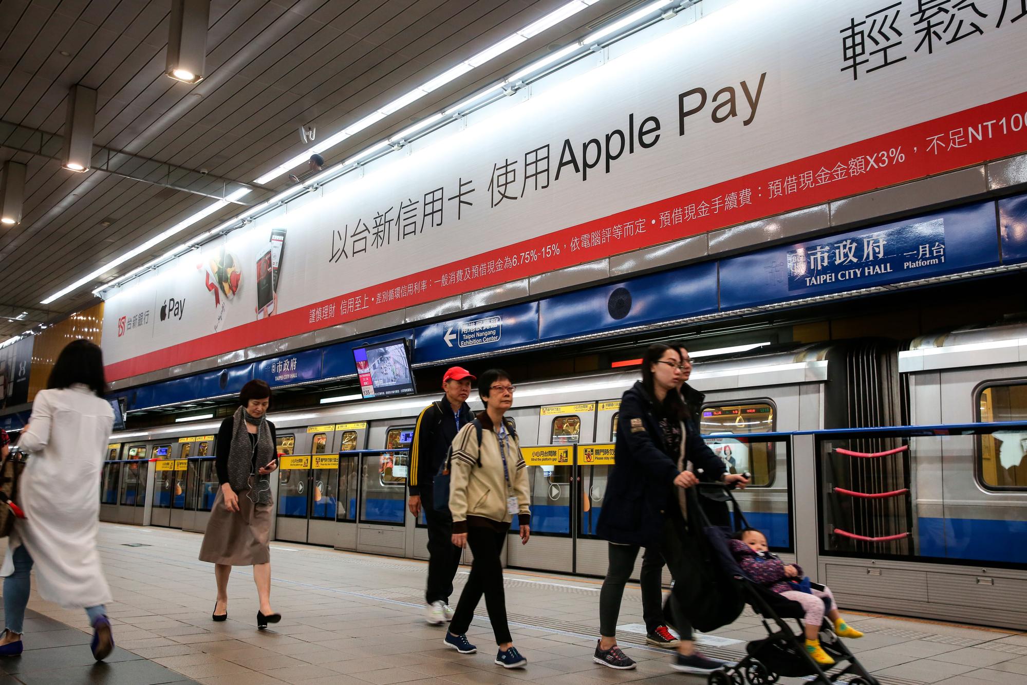 銀行參加 Apple Pay每筆得支付給蘋果公司千分之1.5的手續費，銀行從商家收取服務費，現在還得上繳給蘋果。