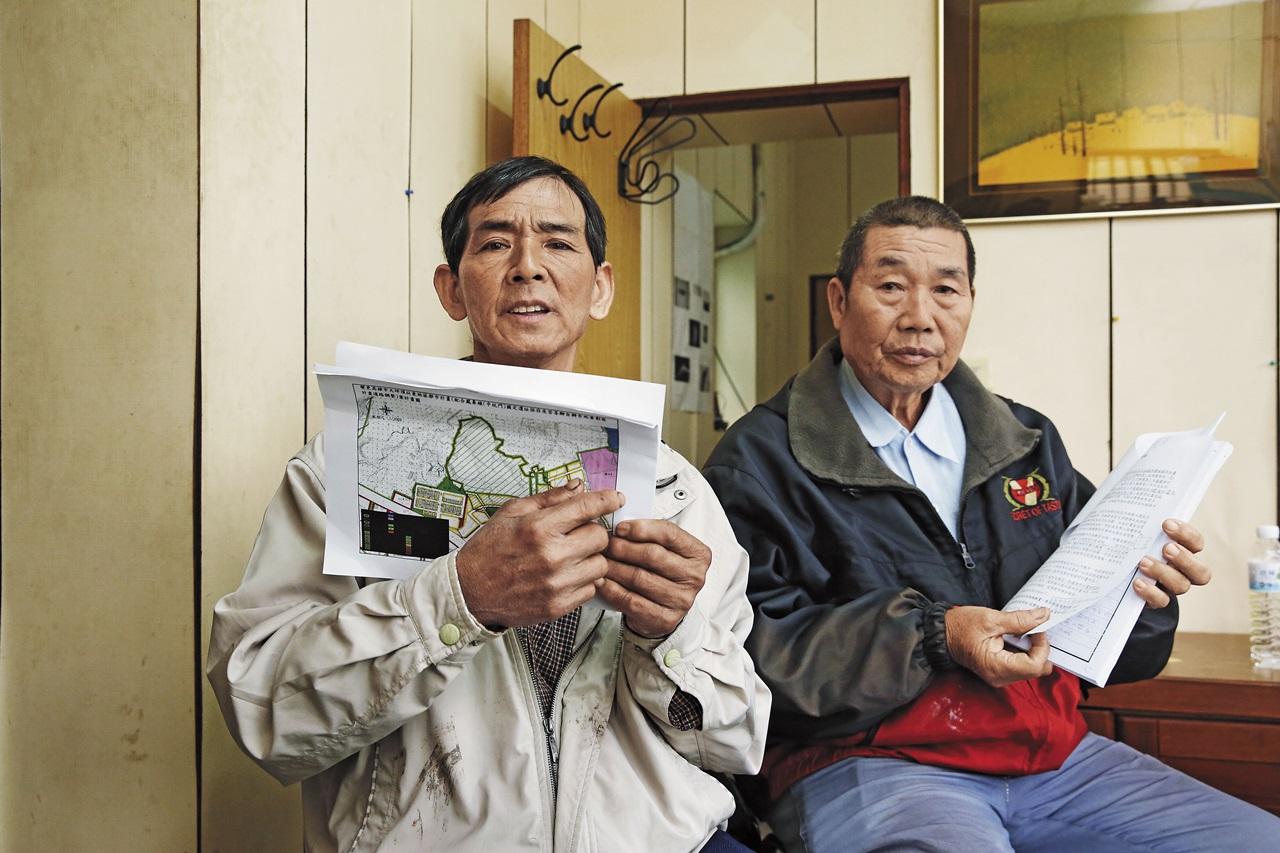 龔姓(左)和黃姓(右)地主,各有數百坪土地遭劃為校園用地,同樣無法買賣及貸款,讓他們雖有土地權狀,卻形同廢紙。