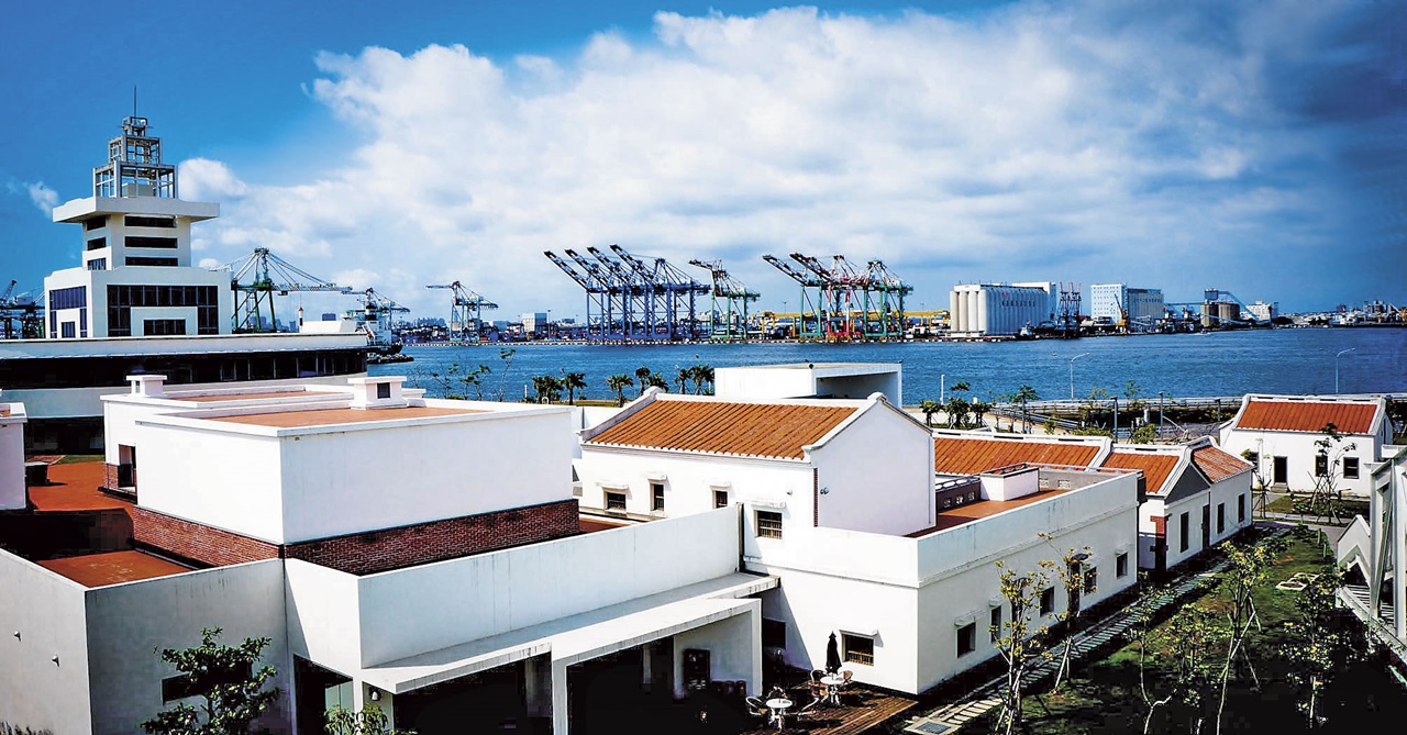 地主不滿地抱怨說，鄰近的紅毛港都遷村了，政府也有意將大林蒲比照遷村，「到時人都走光了，還設學校用地幹嘛？」（翻攝紅毛港文化園區臉書）