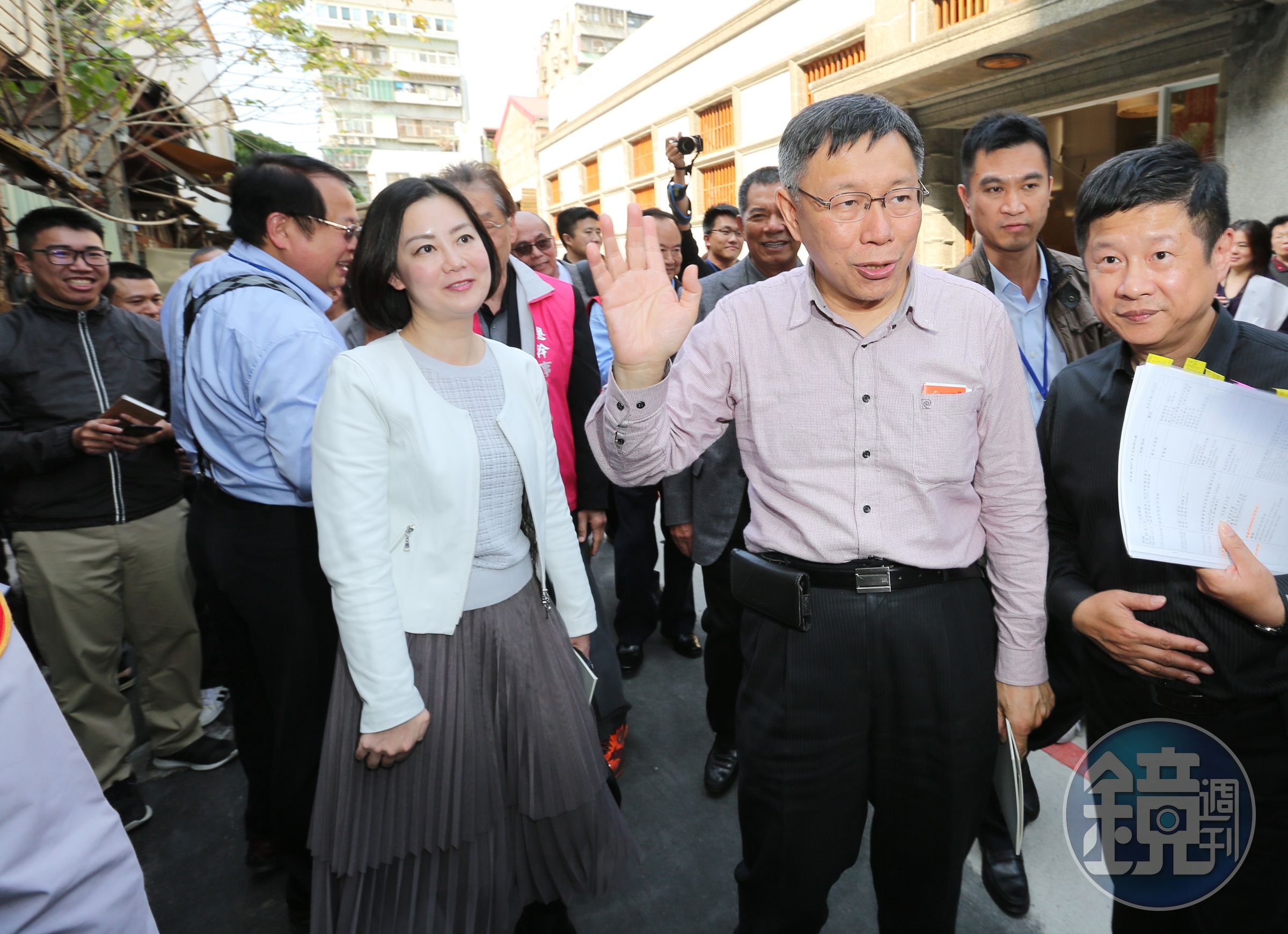 曾與吳志剛傳出緋聞的民進黨立委吳思瑤（白衣者）。