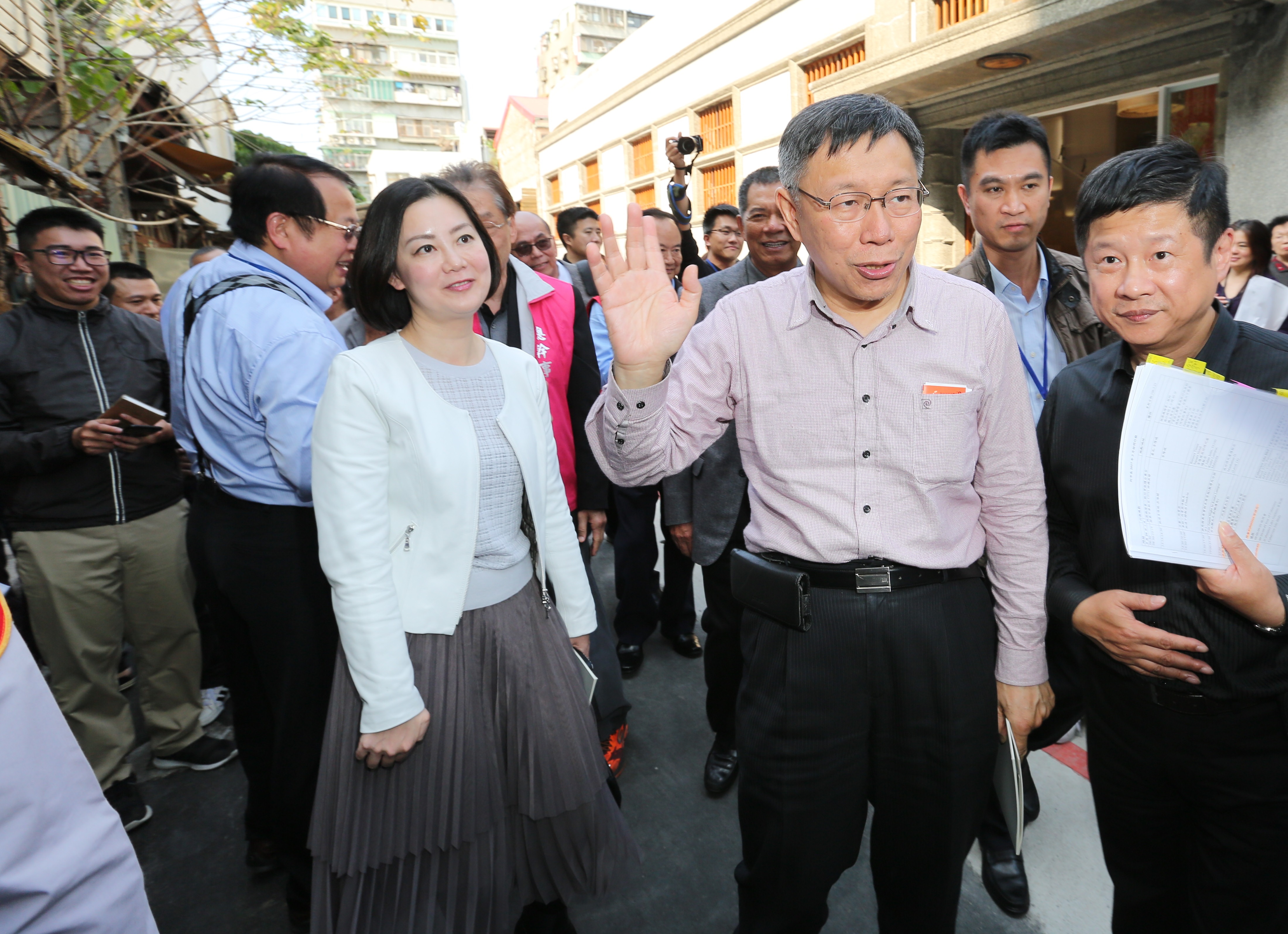 曾與吳志剛傳出緋聞的民進黨立委吳思瑤（白衣者）。