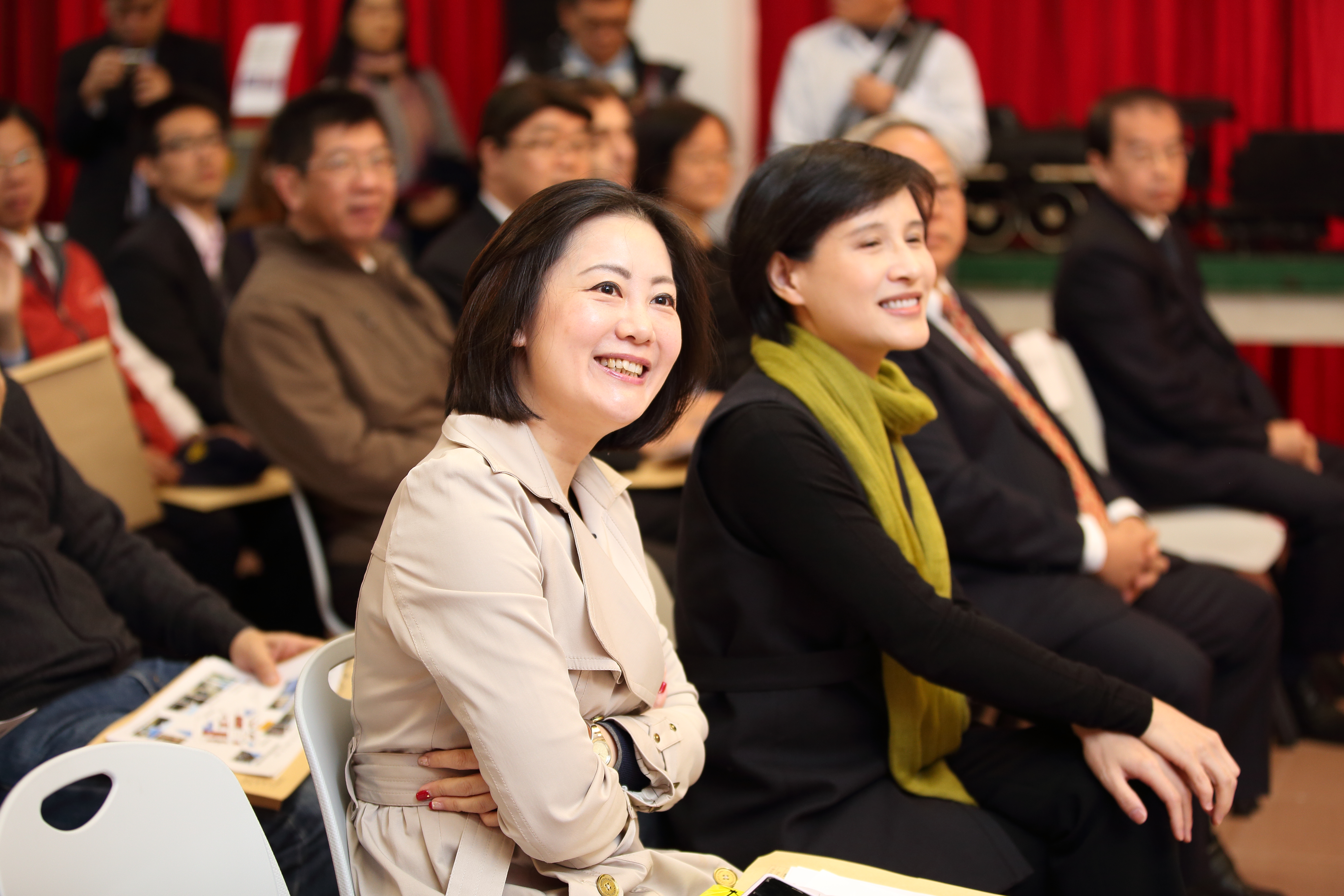 當時同為台北市議員的吳思瑤（前），曾被媒體直擊拍到在吳志剛車上「靠頭倚偎、親密互動、貼臉倚肩」，但2人皆否認交往。