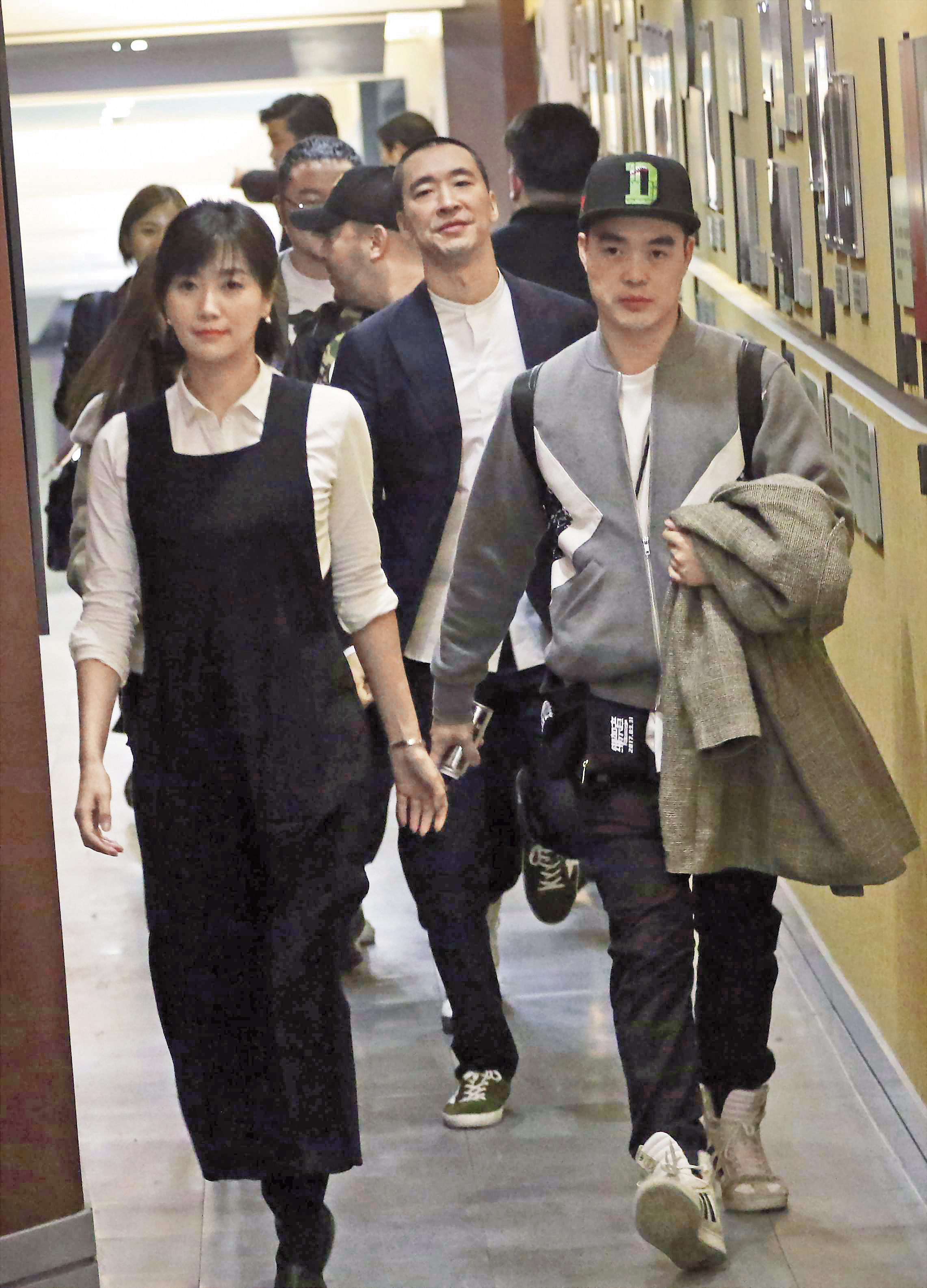 徐靜蕾走在前面，有導演氣勢，黃立行隨侍在後。