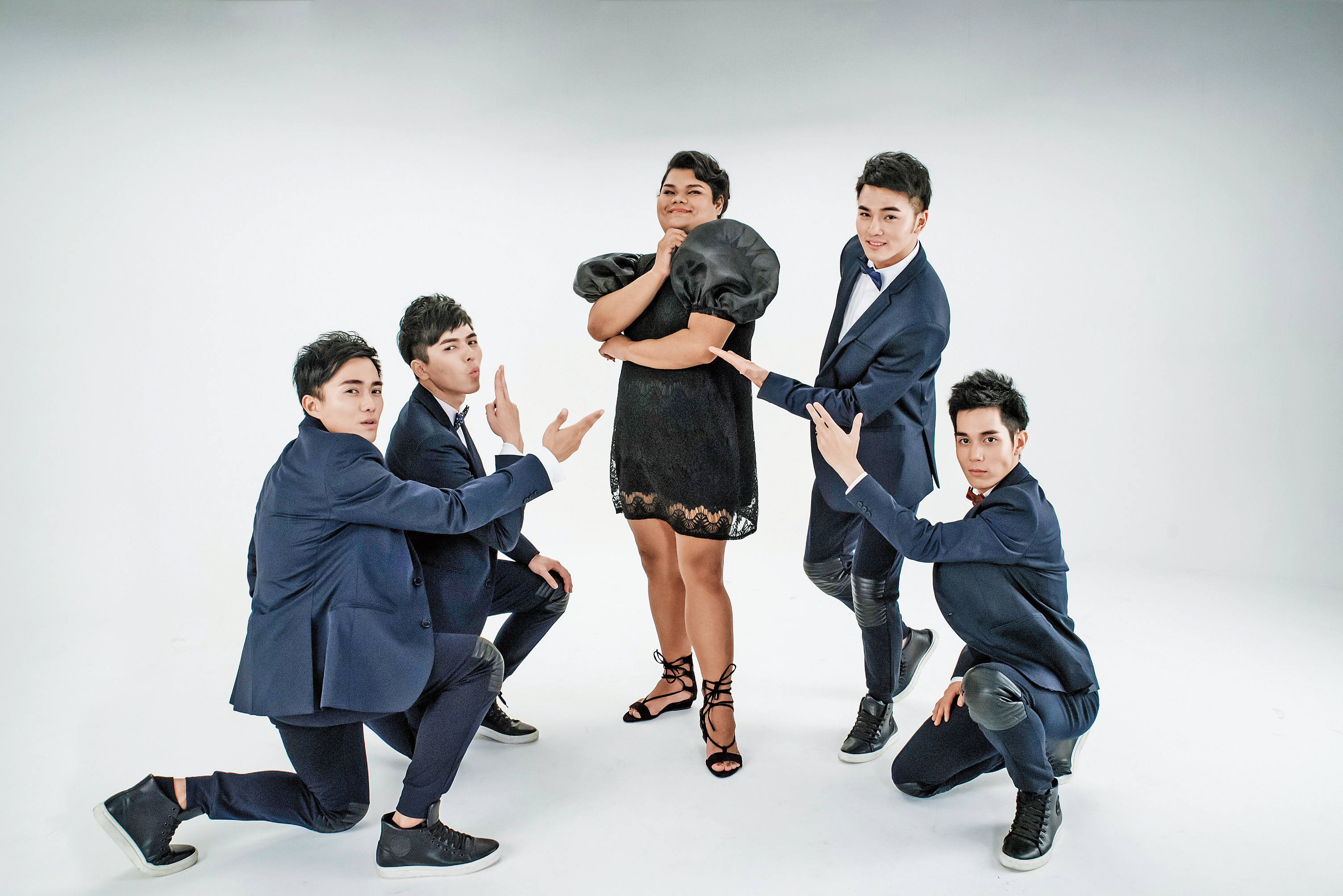 快樂寶拉（右）是泰國偽娘網紅，臉書有百萬粉絲，這次特地為大賀兄弟助陣。（東聲唱片提供）