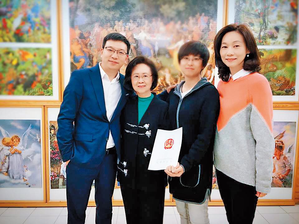 瓊瑤(左二)維權官司打了2年,2016年拿到勝訴狀,與律師(左)及媳婦何琇瓊(右一)、律師女兒(右二)開心合照公開消息。(翻攝自何琇瓊臉書)