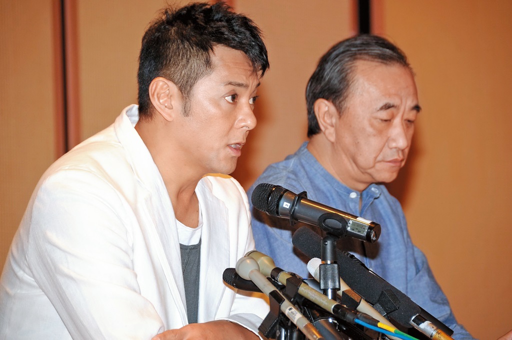 2011年莫少聰在中國北京因吸食大麻遭到公安逮捕，形象盡毀，之後與經紀人舉行認錯記者會。（東方IC）