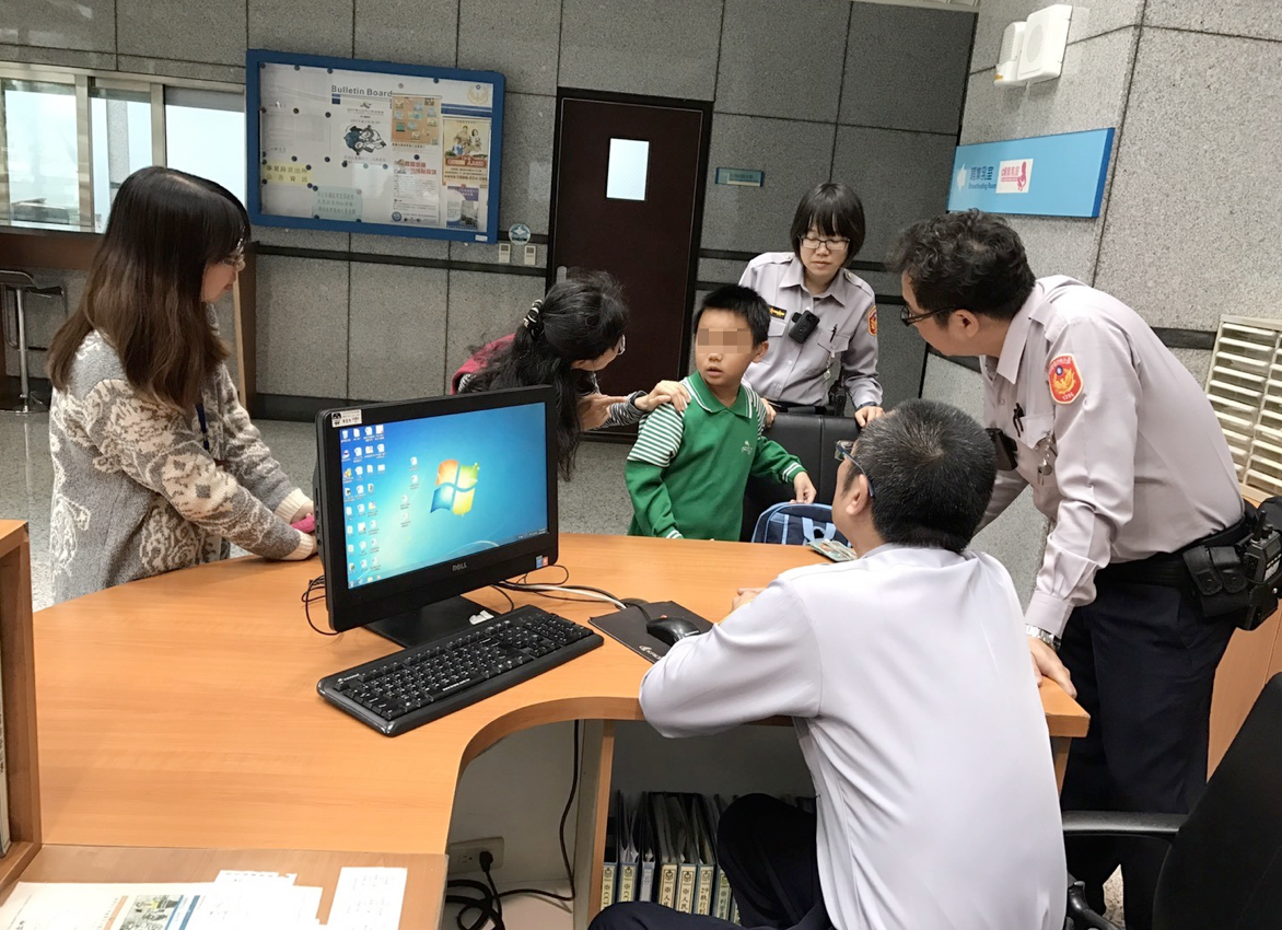聽障童因為弄丟鑰匙找上派出所求救，但員警聯絡之後才發現學童父母也是聽障，無法直接打電話聯繫，最後好不容易找到學童的姑姑，才化解危機。