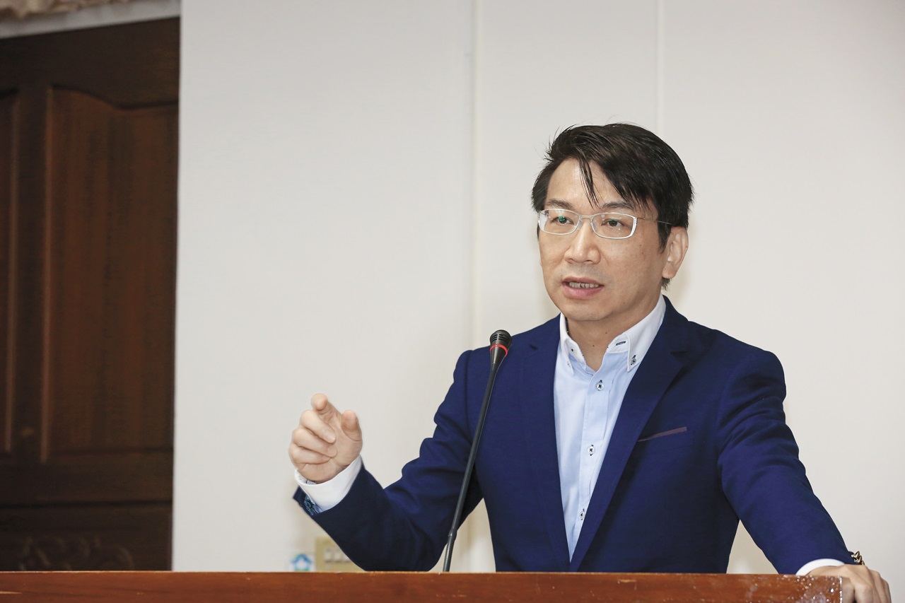 徐永明從電視民嘴轉戰政壇,目前為時代力量黨團總召,也向科技部申請研究補助。