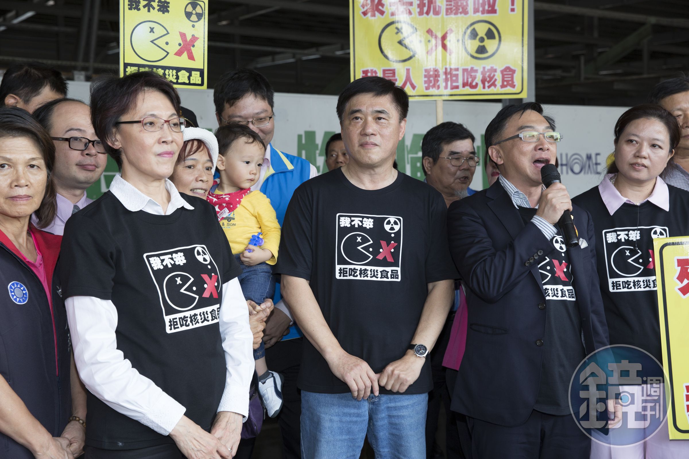 陳宜民（前排右2）出身醫界，從政前擔任高雄醫學大學副校長。