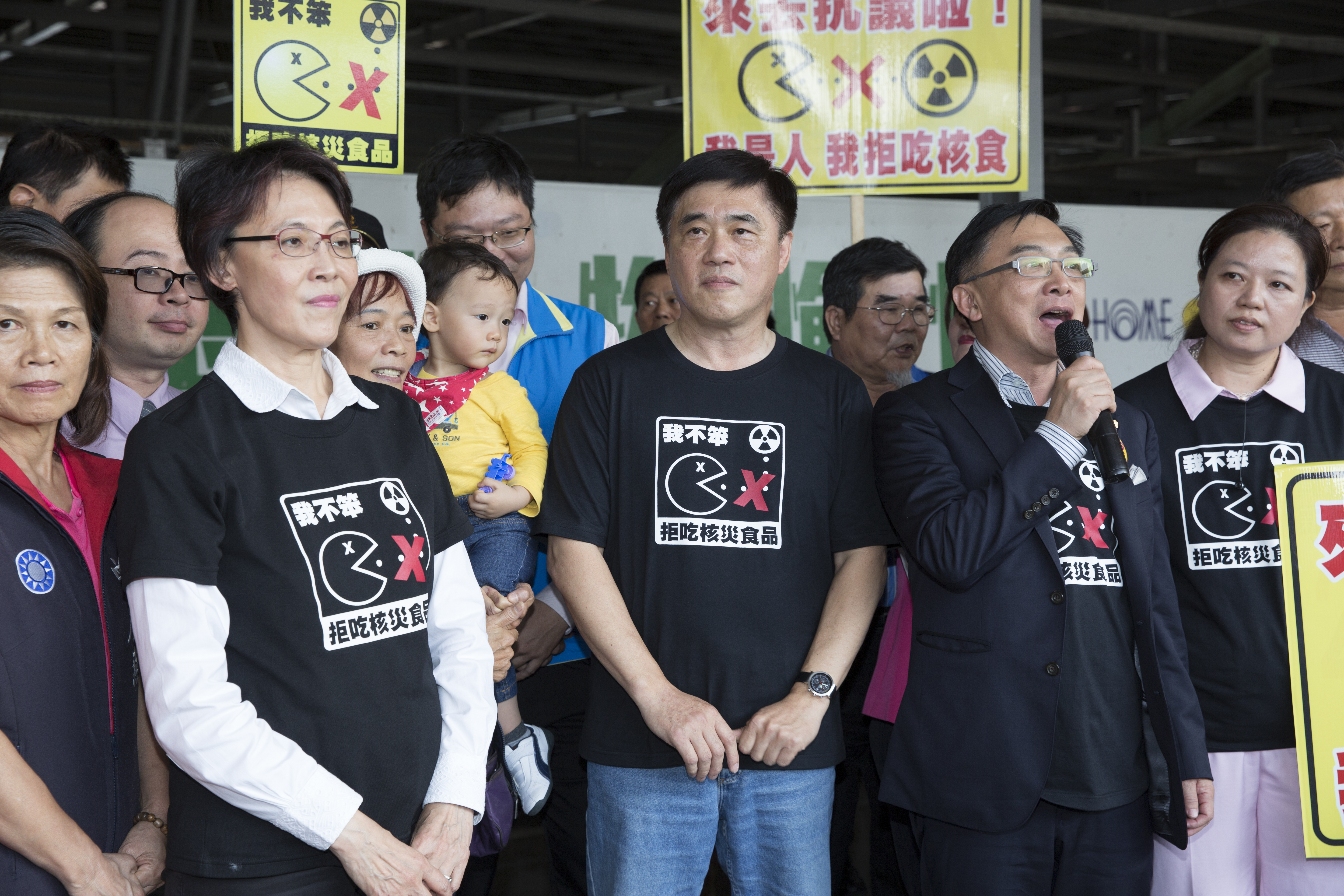 陳宜民（前排右2）出身醫界，從政前擔任高雄醫學大學副校長。