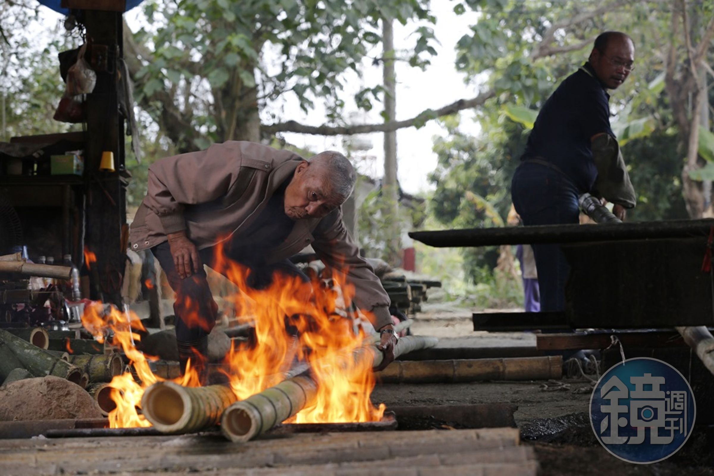 高齡90歲的林赤科是南投竹山鎮最老竹農，砍筏的竹子運下山後得先在工廠 加工整理，以火烤方式將彎曲處矯直。