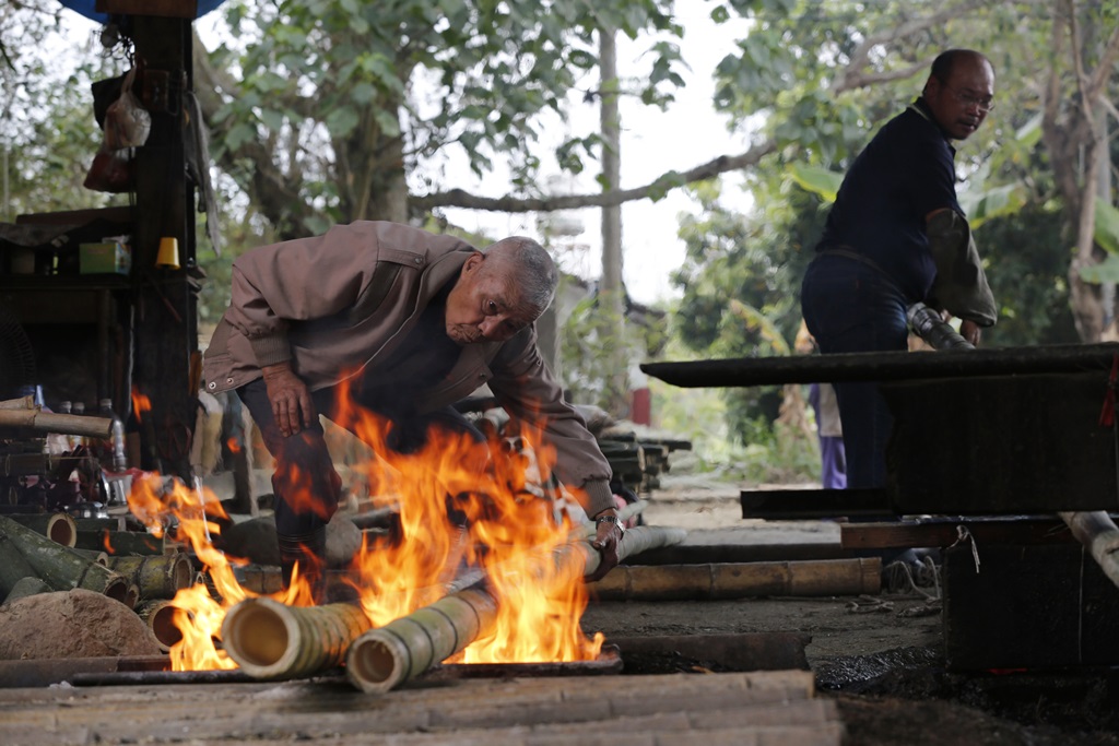 高齡90歲的林赤科是南投竹山鎮最老竹農，砍筏的竹子運下山後得先在工廠 加工整理，以火烤方式將彎曲處矯直。