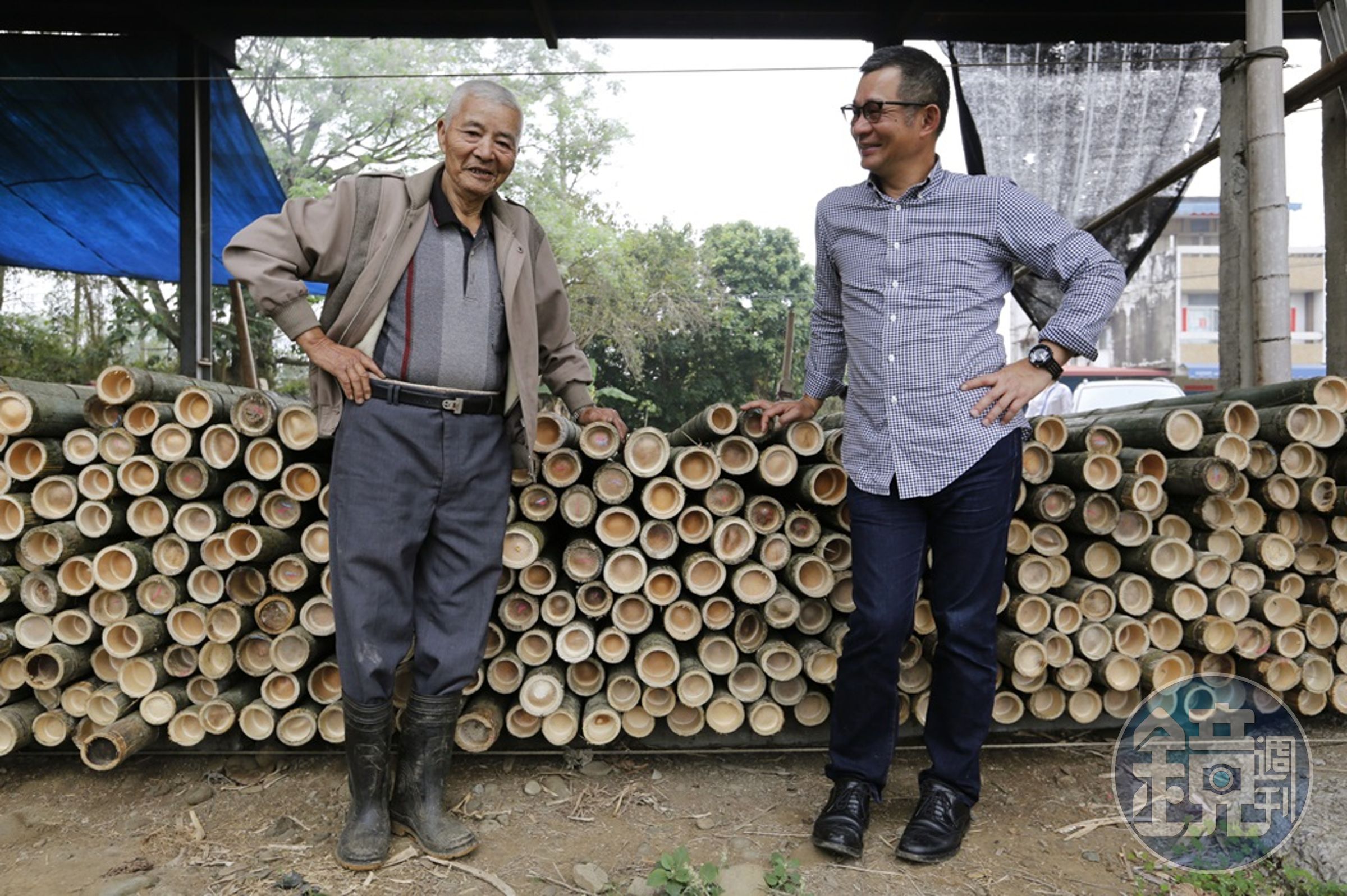 林赤科(左)從事竹農生意逾65年，退而不休的他至今仍從事竹子、竹筍買賣生意，兒子林俊賢(右)抝不過父親堅持，只能給予支持。