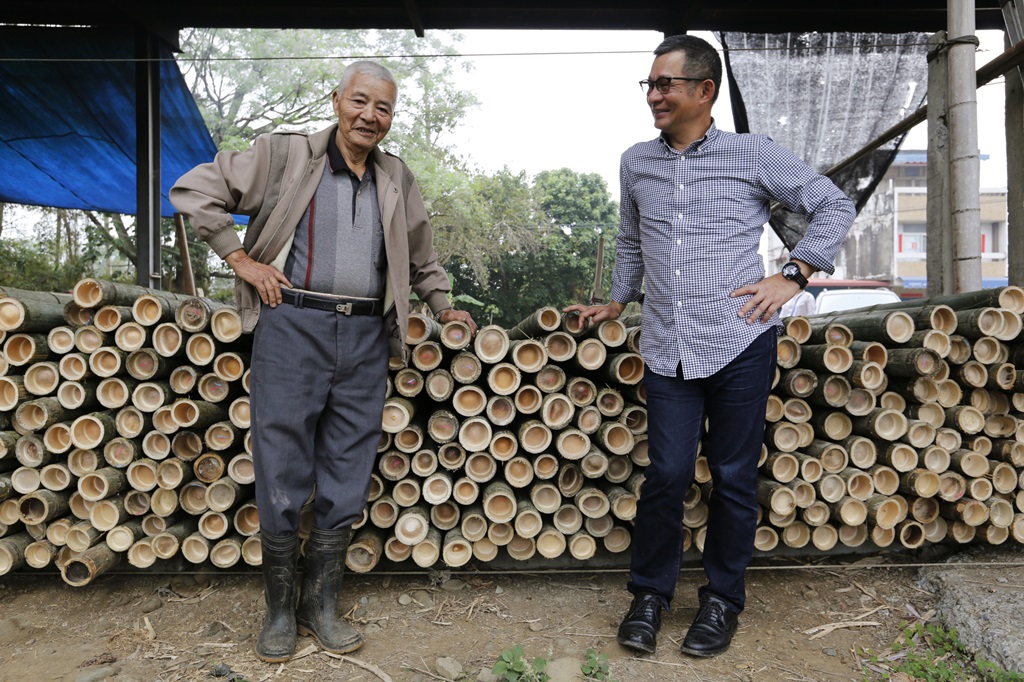 林赤科(左)從事竹農生意逾65年，退而不休的他至今仍從事竹子、竹筍買賣生意，兒子林俊賢(右)抝不過父親堅持，只能給予支持。