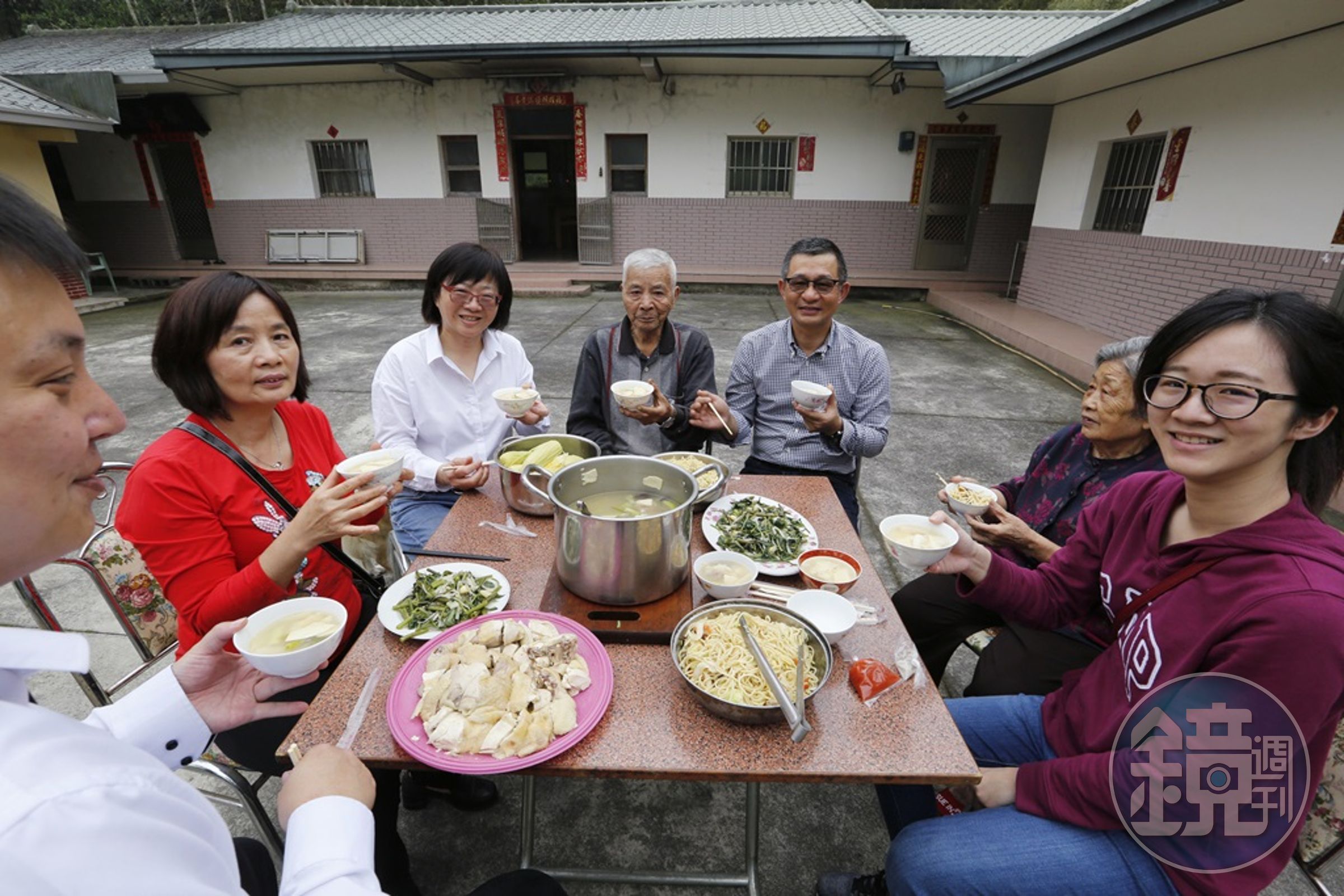 用現挖春筍熬煮大鍋排骨竹筍湯，全家人齊聚三合院，享受最道地的農家菜。