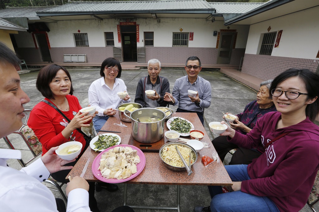 用現挖春筍熬煮大鍋排骨竹筍湯，全家人齊聚三合院，享受最道地的農家菜。