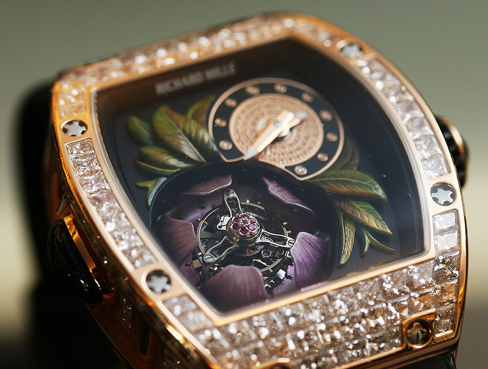 目前台北旗艦店的鎮店之寶:RM 19-02 Tourbillon Fleur,左下方的玉蘭花中藏著陀飛輪裝置,每5分鐘會綻放。