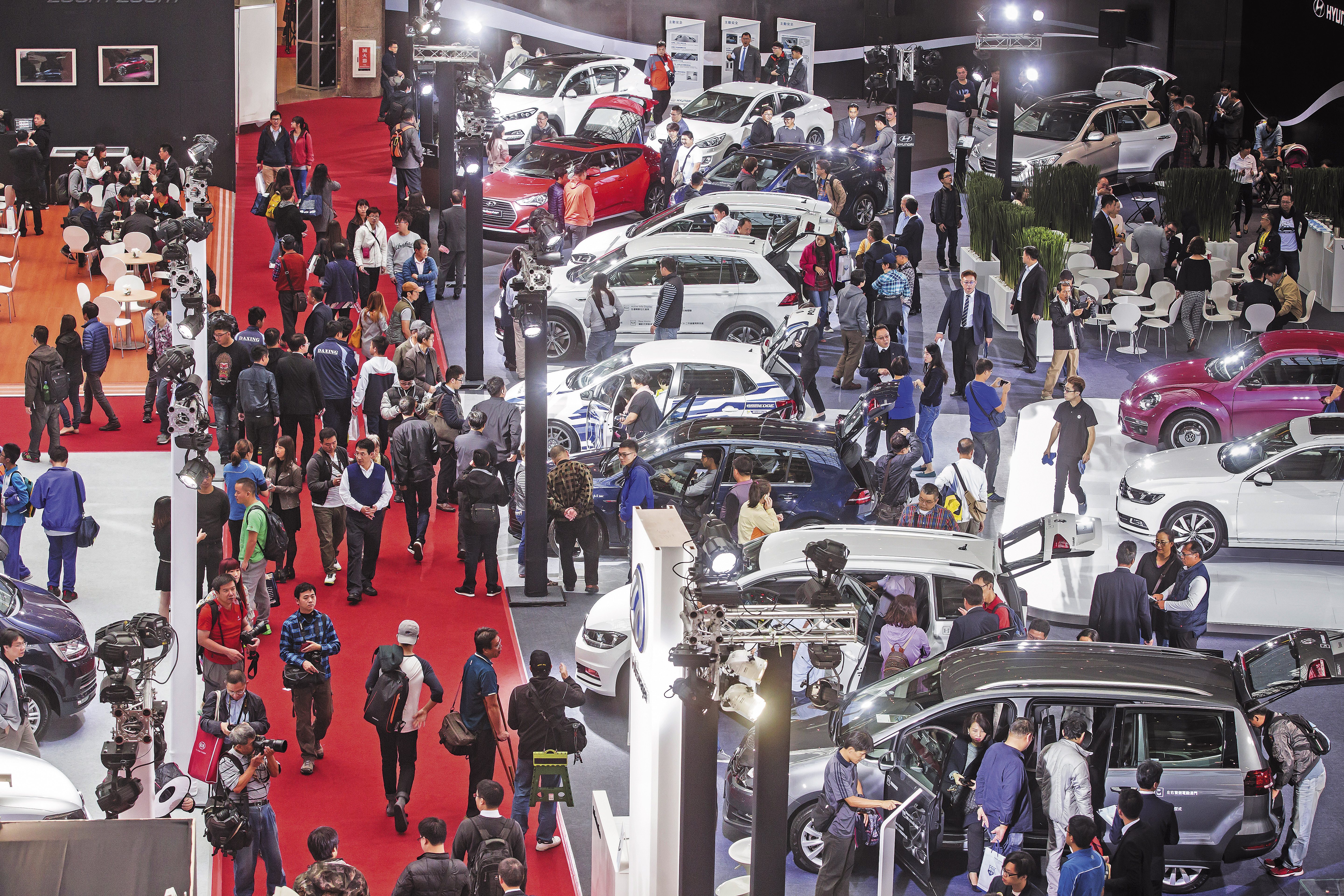 汽車產業警報響起，投資人對高本益比的汽車相關零組件及電子產業要謹慎。