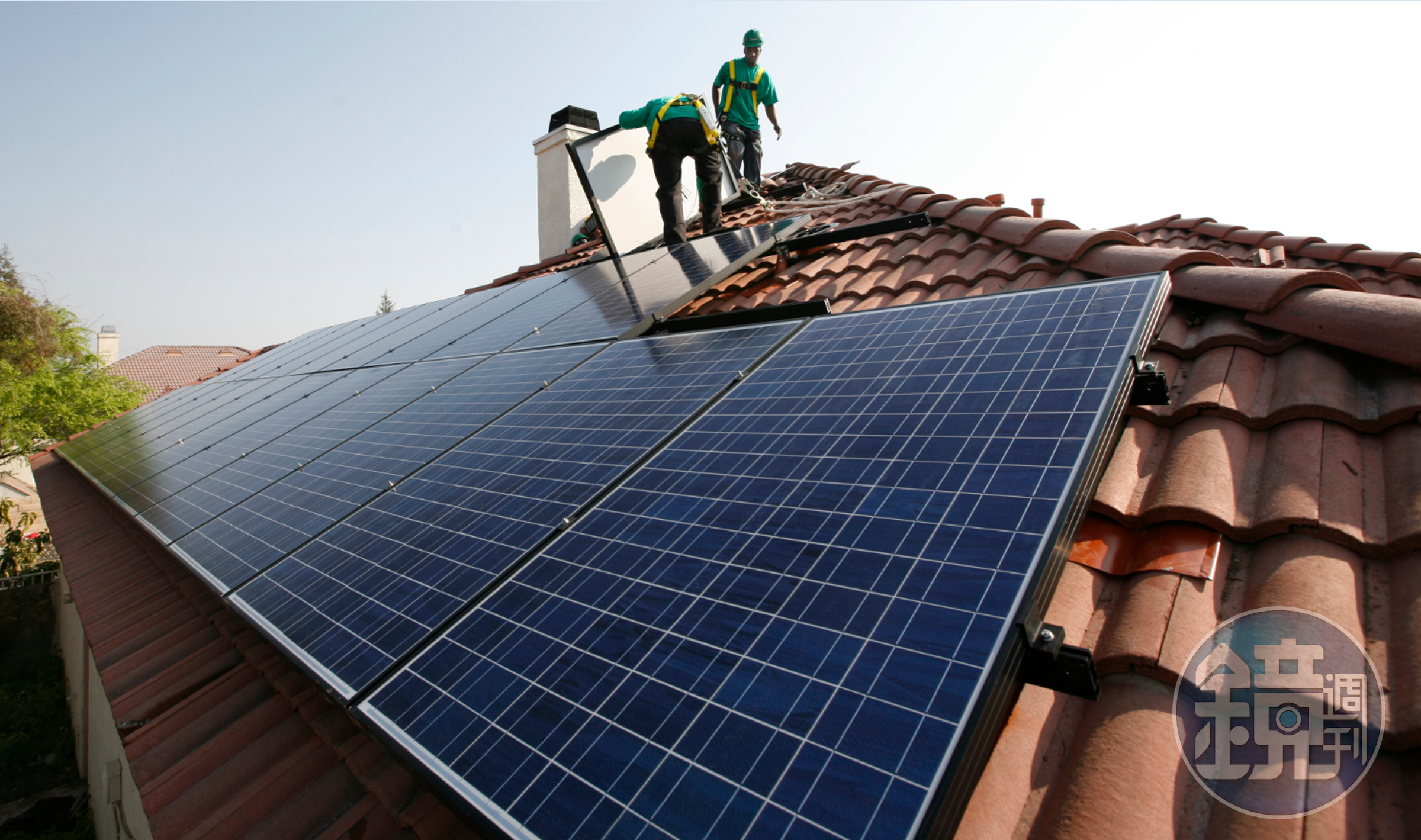 陽光加州是太陽能大州，3月11日，太陽能供電更一舉突破全州能源供給的50%大關。圖為加州一民宅鋪設太陽能板。(東方IC)