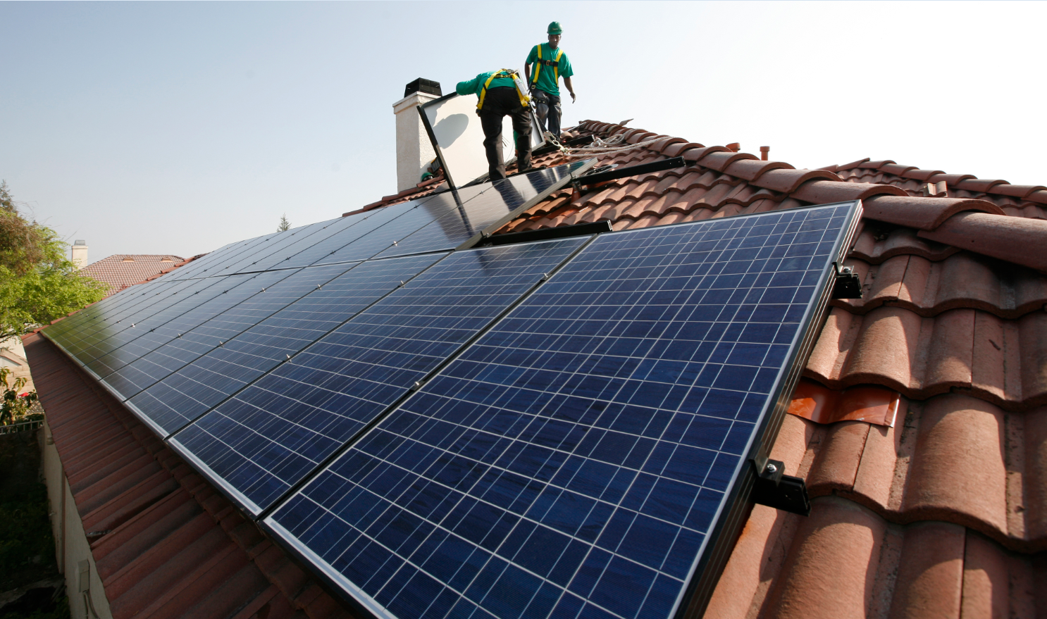 陽光加州是太陽能大州，3月11日，太陽能供電更一舉突破全州能源供給的50%大關。圖為加州一民宅鋪設太陽能板。(東方IC)