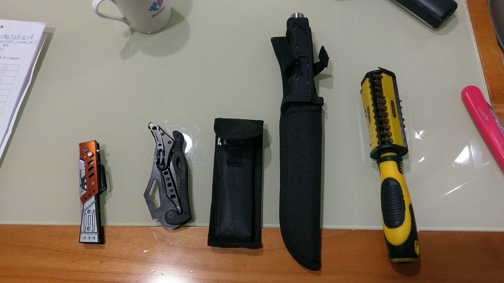 少年因母親高壓控管，壓力太大，隨身攜帶刀械稱：「保護自己」。