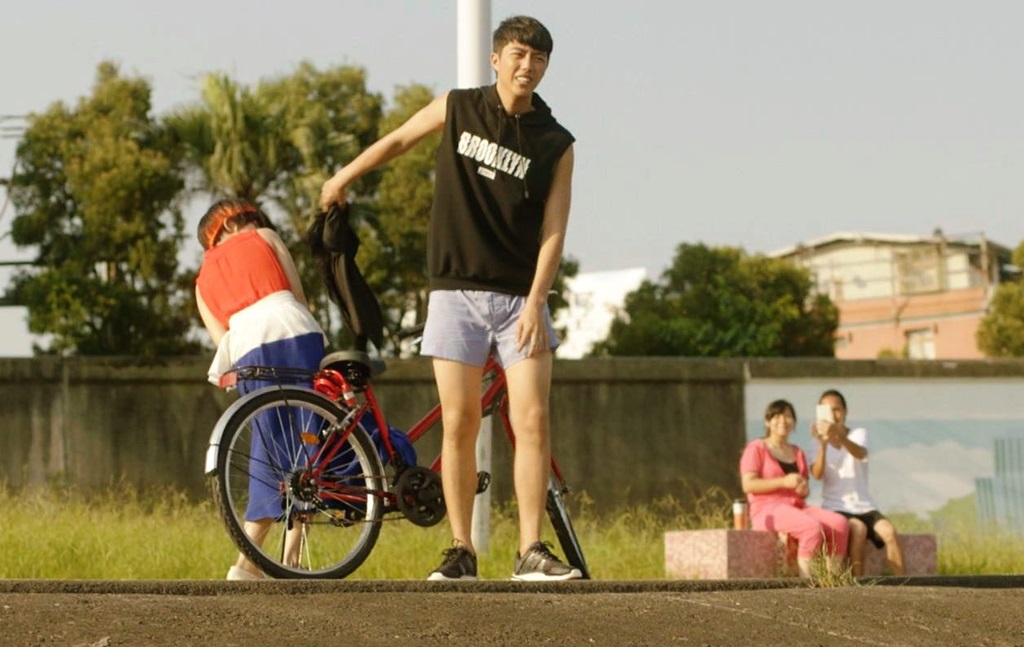 新代嫩肉蔡凡熙為郭書瑤脫褲，穿內褲走河濱公園。