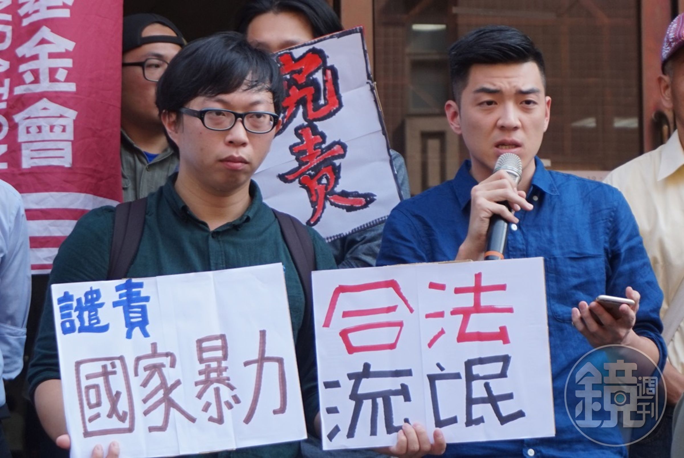 台北地院認定2014年占領行政院的324活動，不符合公民不服從權，判11人有罪10人無罪，獲判無罪的魏揚(左)對此表示遺憾。