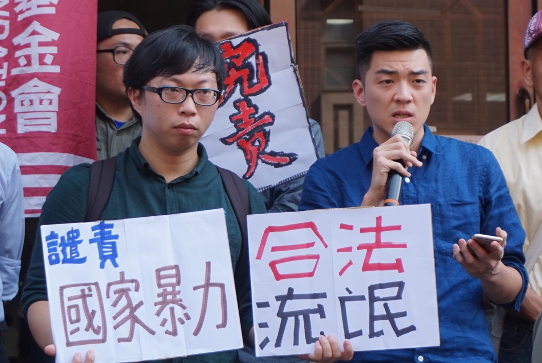 台北地院認定2014年占領行政院的324活動，不符合公民不服從權，判11人有罪10人無罪，獲判無罪的魏揚(左)對此表示遺憾。