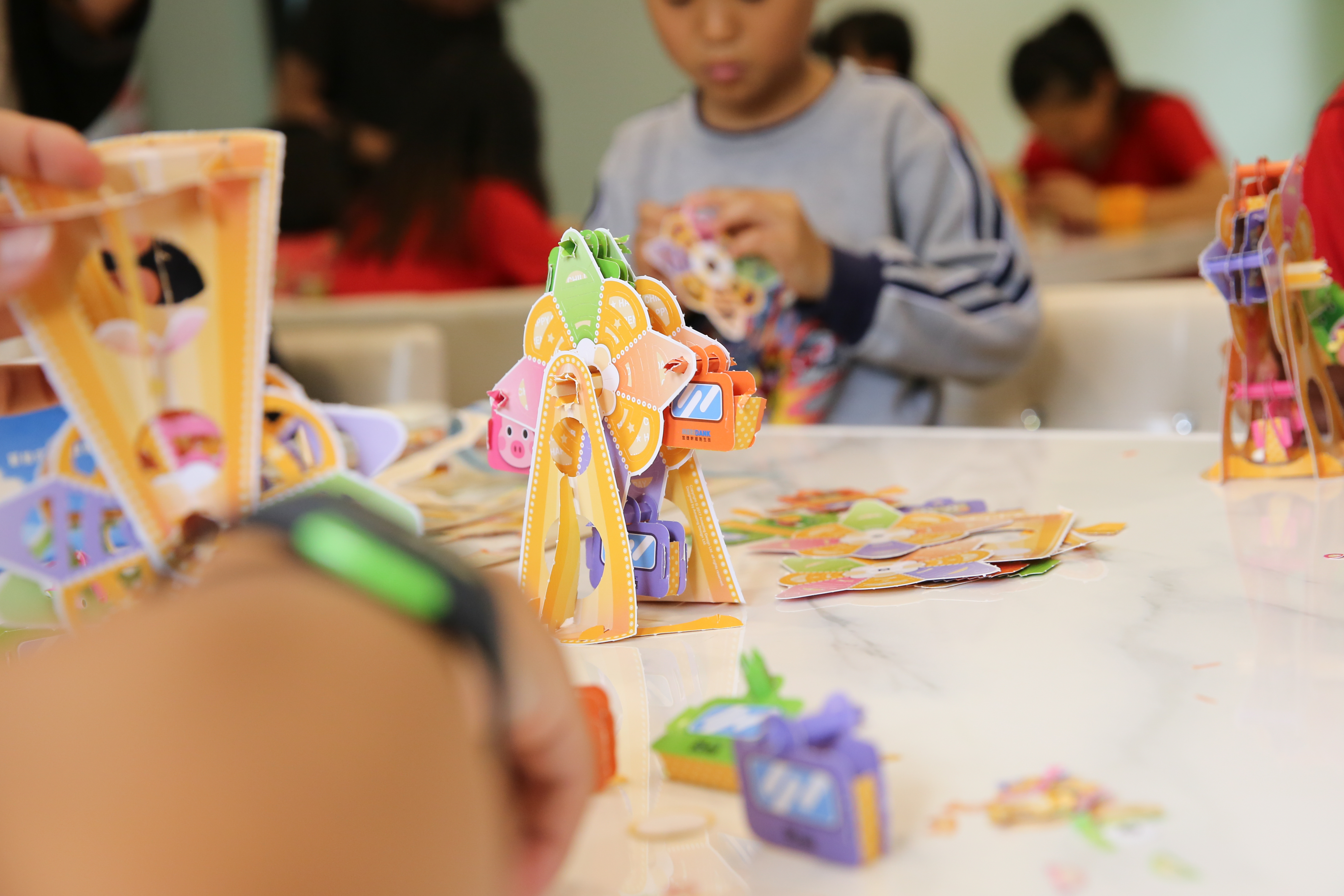 為促進弱勢兒童身心發展，《鏡週刊》為國際兒童村的學子設計一連串活動，包含舞蹈、摺紙、餐飲DIY。