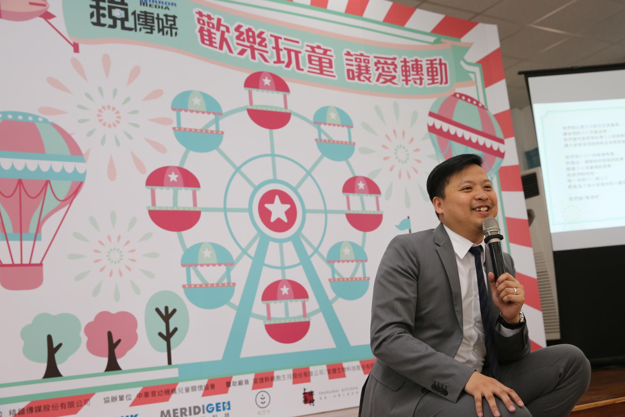 上海鄉村集團請來旗下的專業廚師，教孩子們親手製作料理，圖為上海鄉村行銷經理葉家豪。