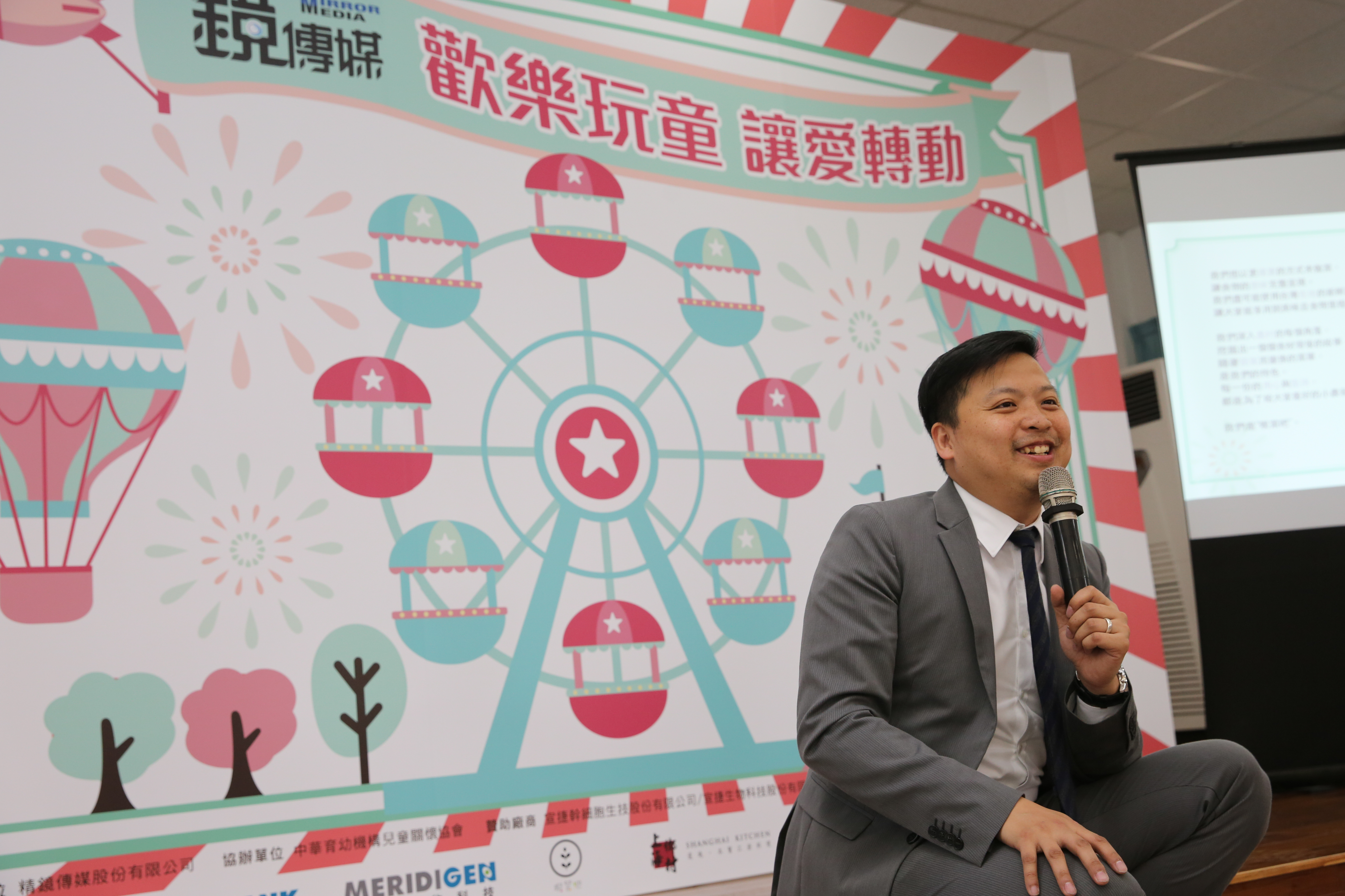 上海鄉村集團請來旗下的專業廚師,教孩子們親手製作料理,圖為上海鄉村行銷經理葉家豪。