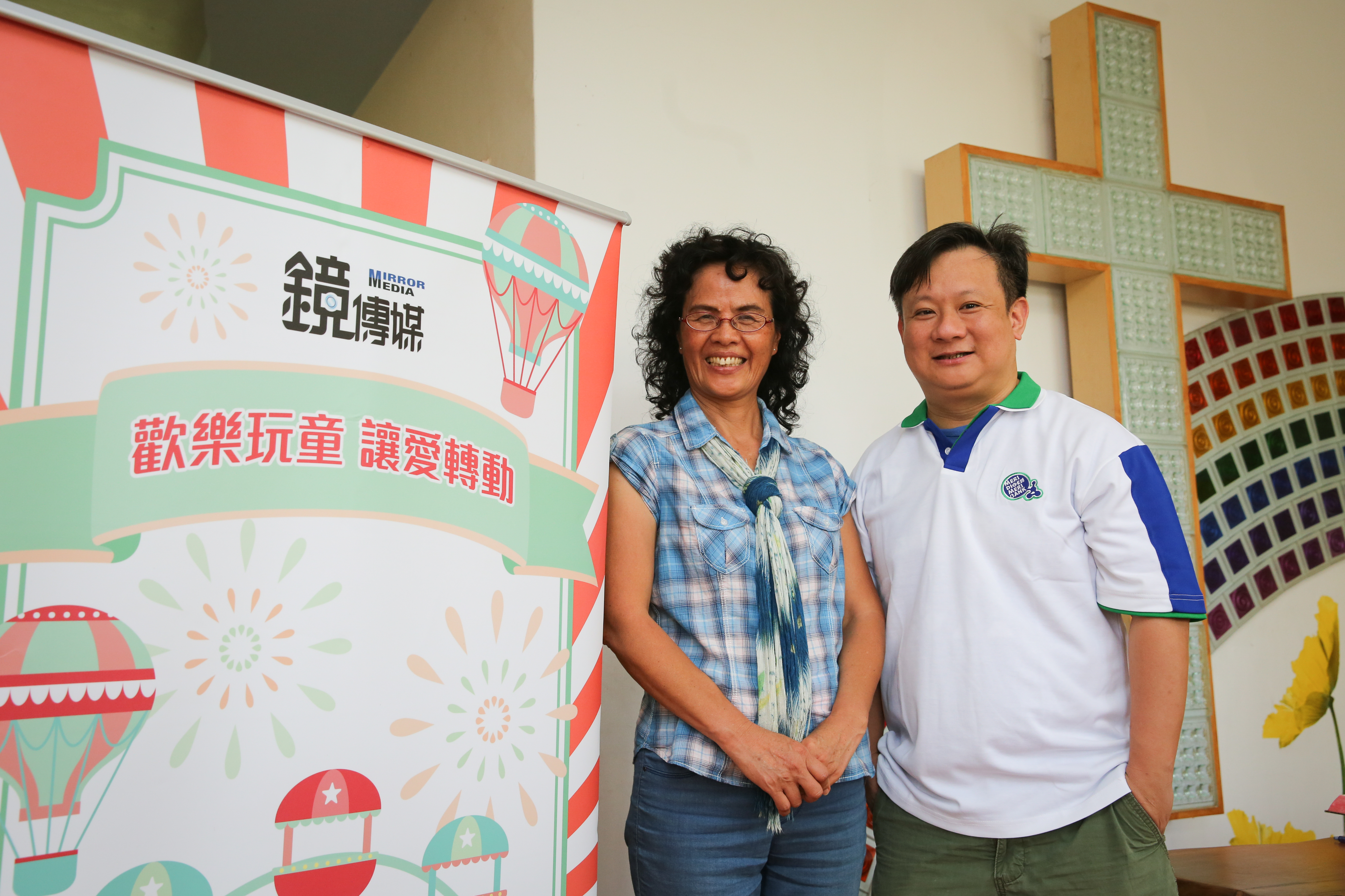 孩子組裝的七彩摩天輪紙模型由宣捷生技幹細胞贊助,圖為宣捷生物科技總經理宣昶有及國際兒童村村長。