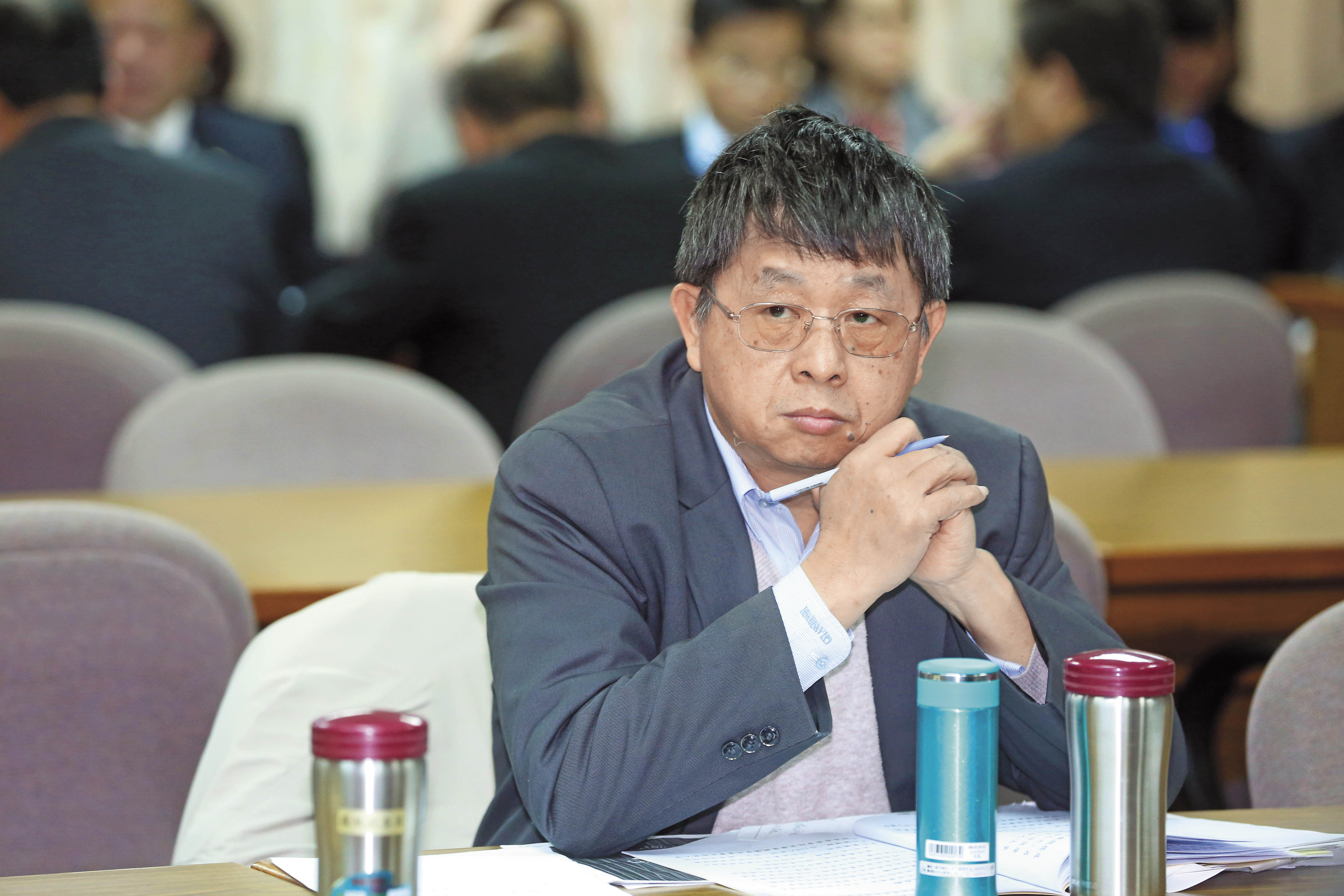 被封為食安專家的民進黨立委吳焜裕，因質詢國防部發展雷射槍、戰鬥機器人等軍武而爆紅，但爭議事件還有未利益迴避，申請科技部研究補助款。