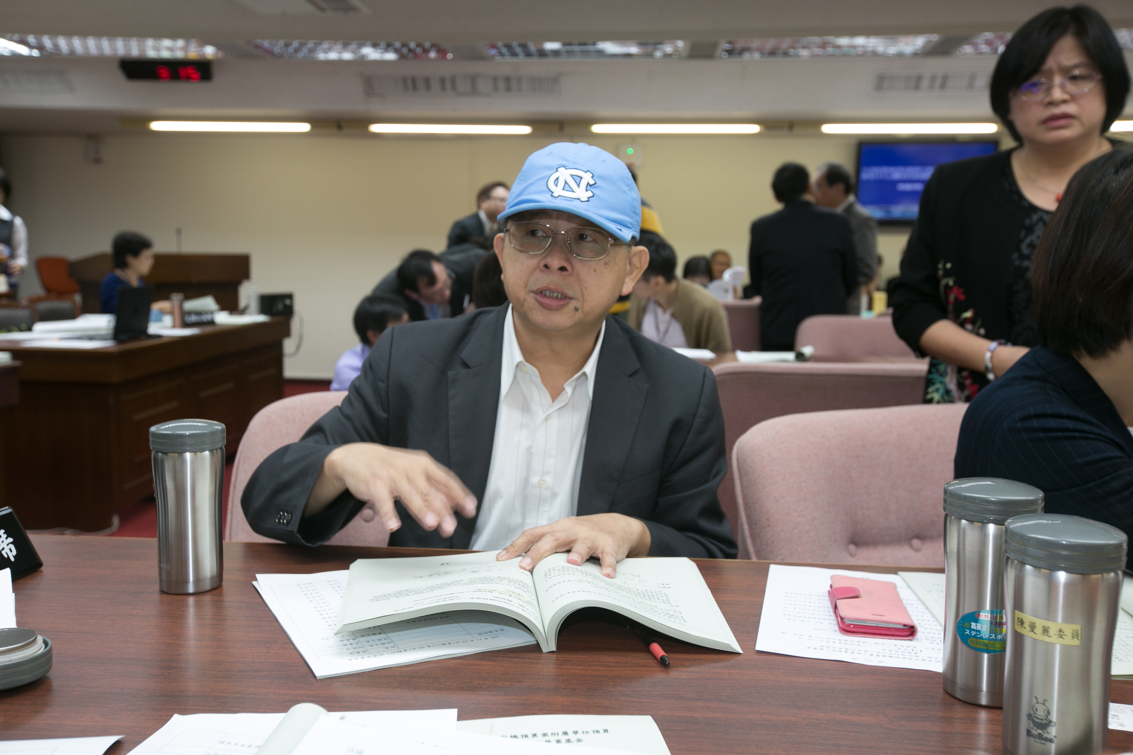 對領科技部補助，吳焜裕表示，研究案在上任立委前就申請。