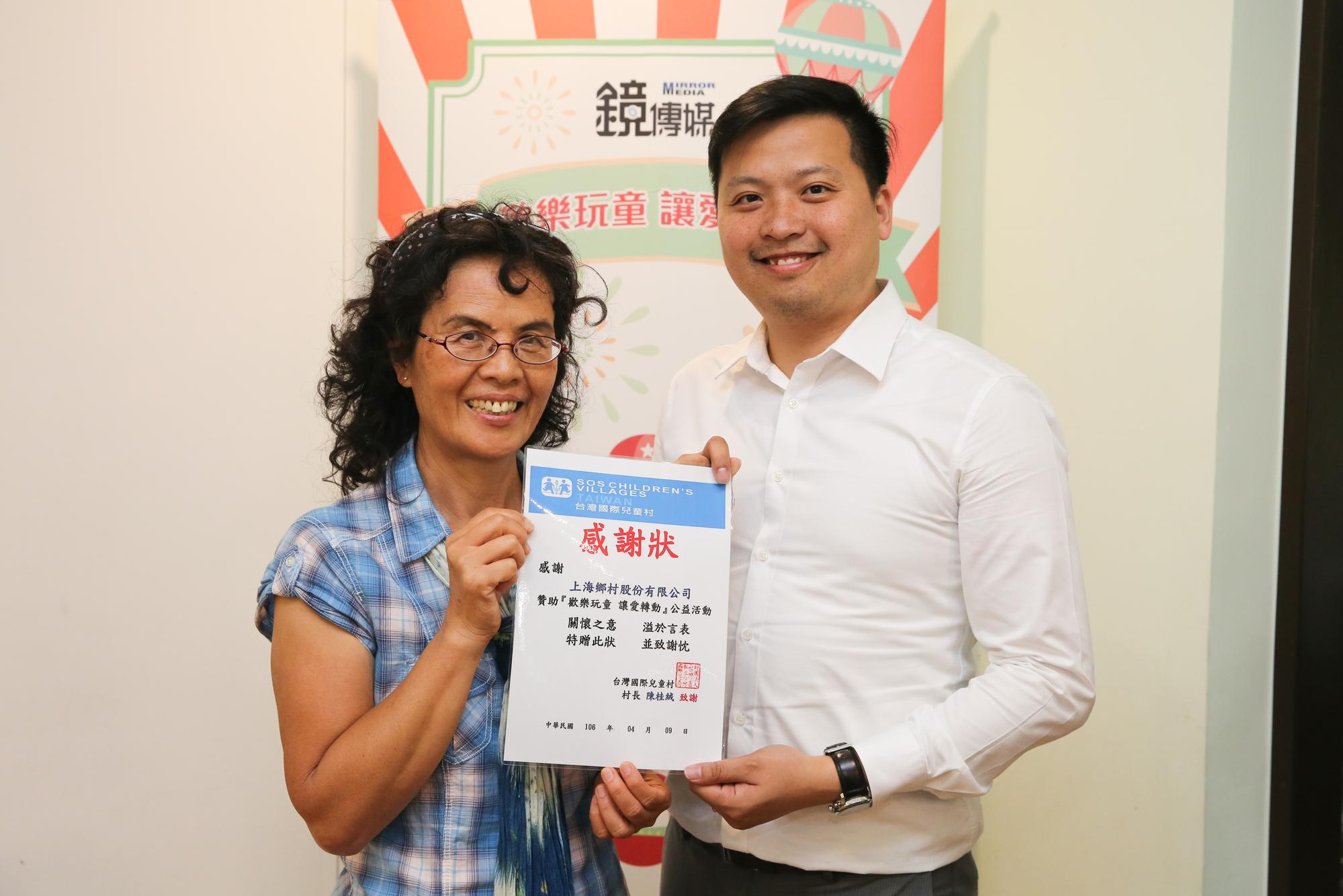 上海鄉村行銷經理葉家豪（右），希望未來能規劃集團職缺給喜好烹飪及餐飲的離院院童。