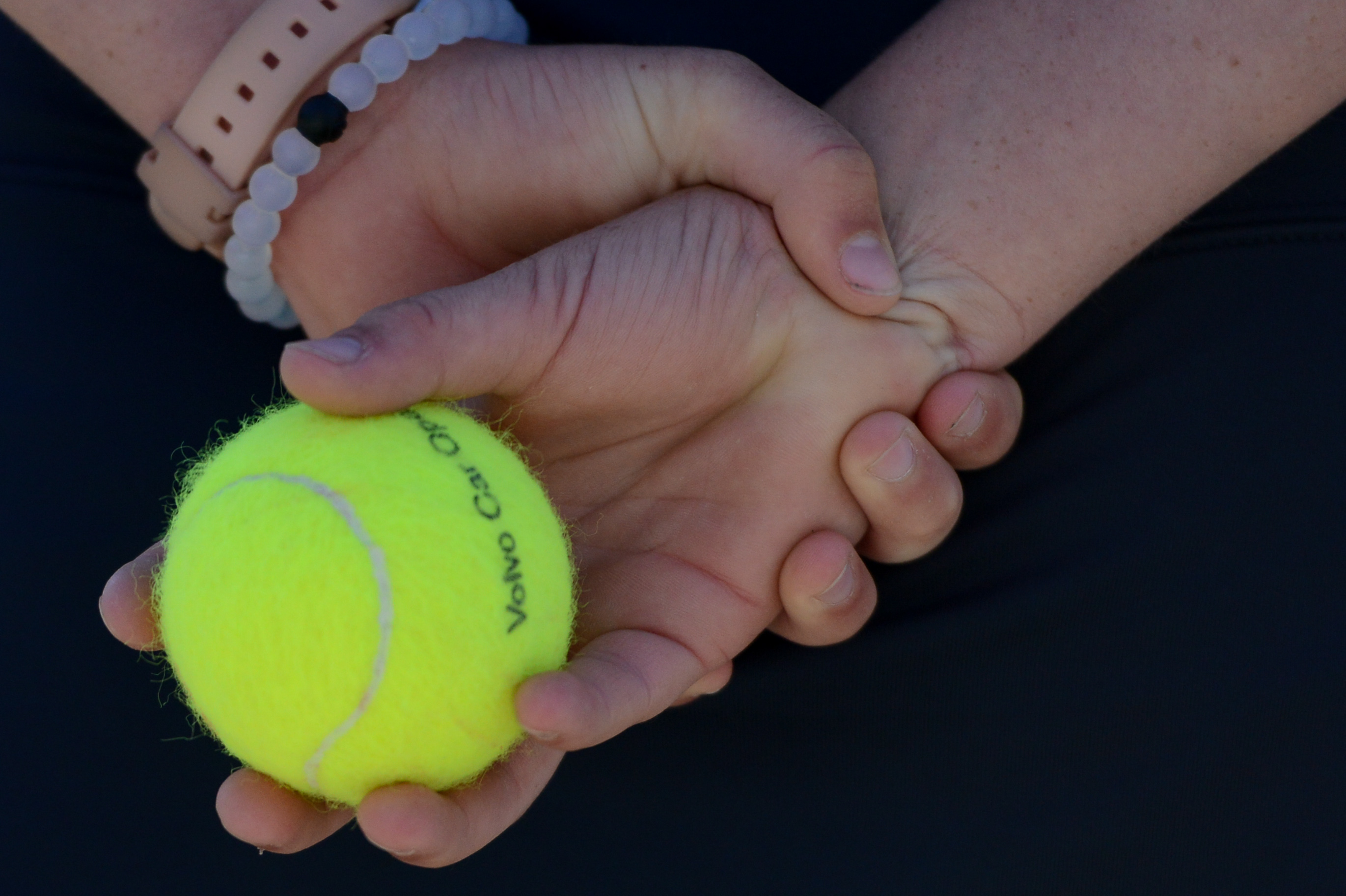 2017年4月8日美國南卡州富豪汽車公開賽（Volve Car Open），女球童將網球握在手中。（東方IC）