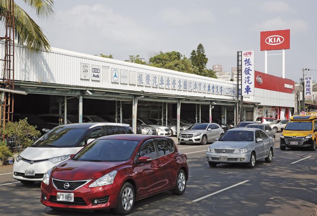 許明環在嘉義開設的振發汽車廠生意不錯，很多檢調人員都是客戶。