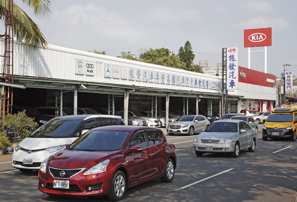 許明環在嘉義開設的振發汽車廠生意不錯，很多檢調人員都是客戶。