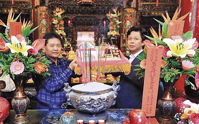 大甲鎮瀾宮副董事長鄭銘坤（左）與孫岳澤（右）合影，讓投資人以為快取寶有鎮瀾宮保庇，將來可順利上櫃賺大錢。（翻攝鎮瀾宮臉書）