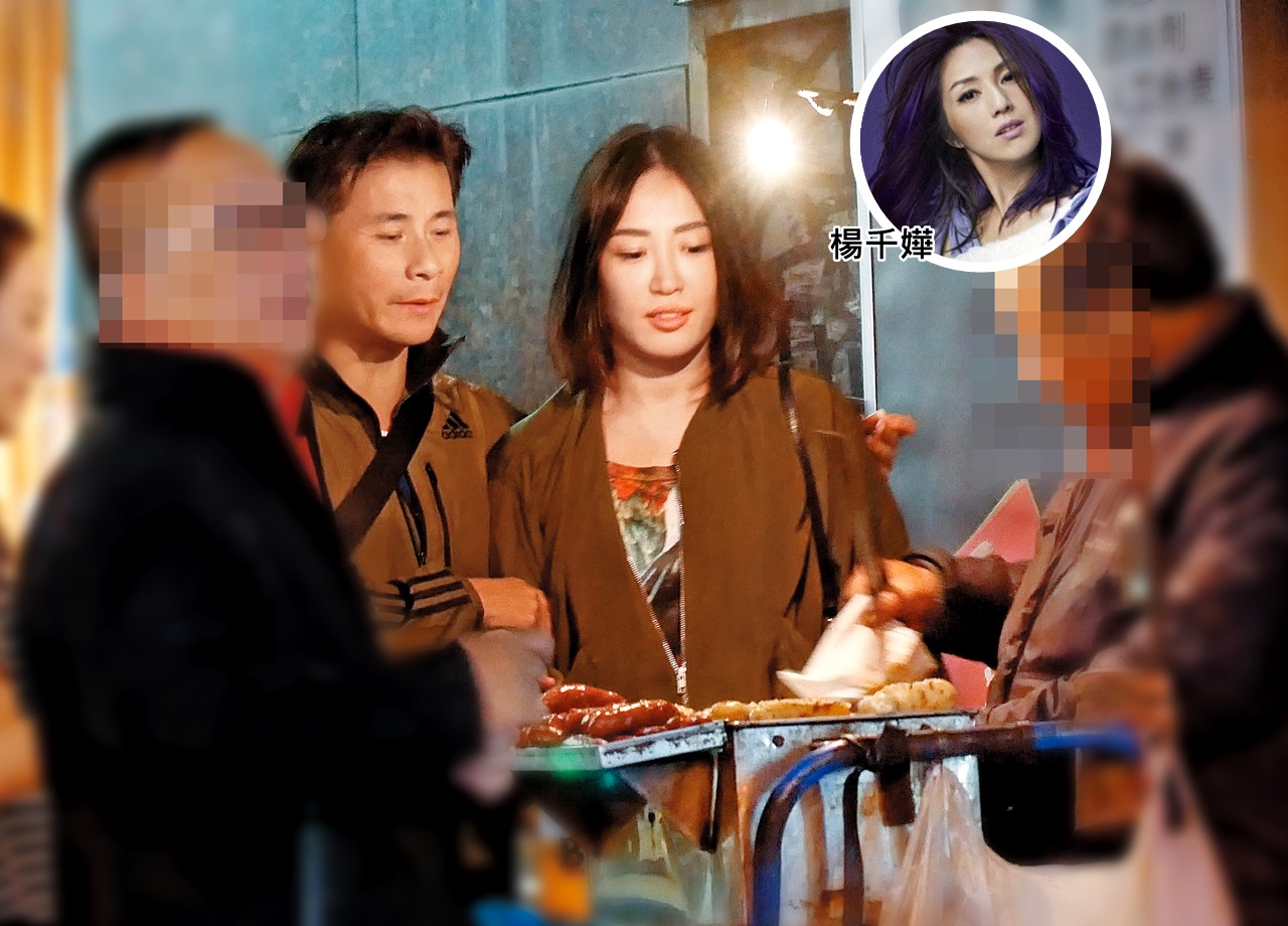 戴錫欽伸出手摟住一旁穿情侶外套的新歡，兩人耐心等香腸。