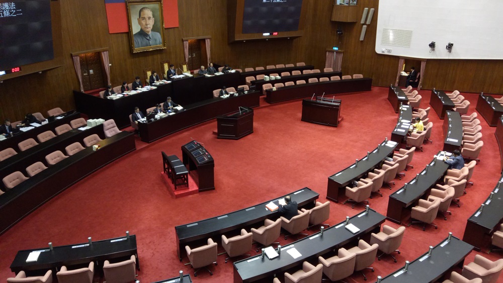 立法院院會今通過民進黨團、時代力量黨團提出的兩項李明哲案決議。