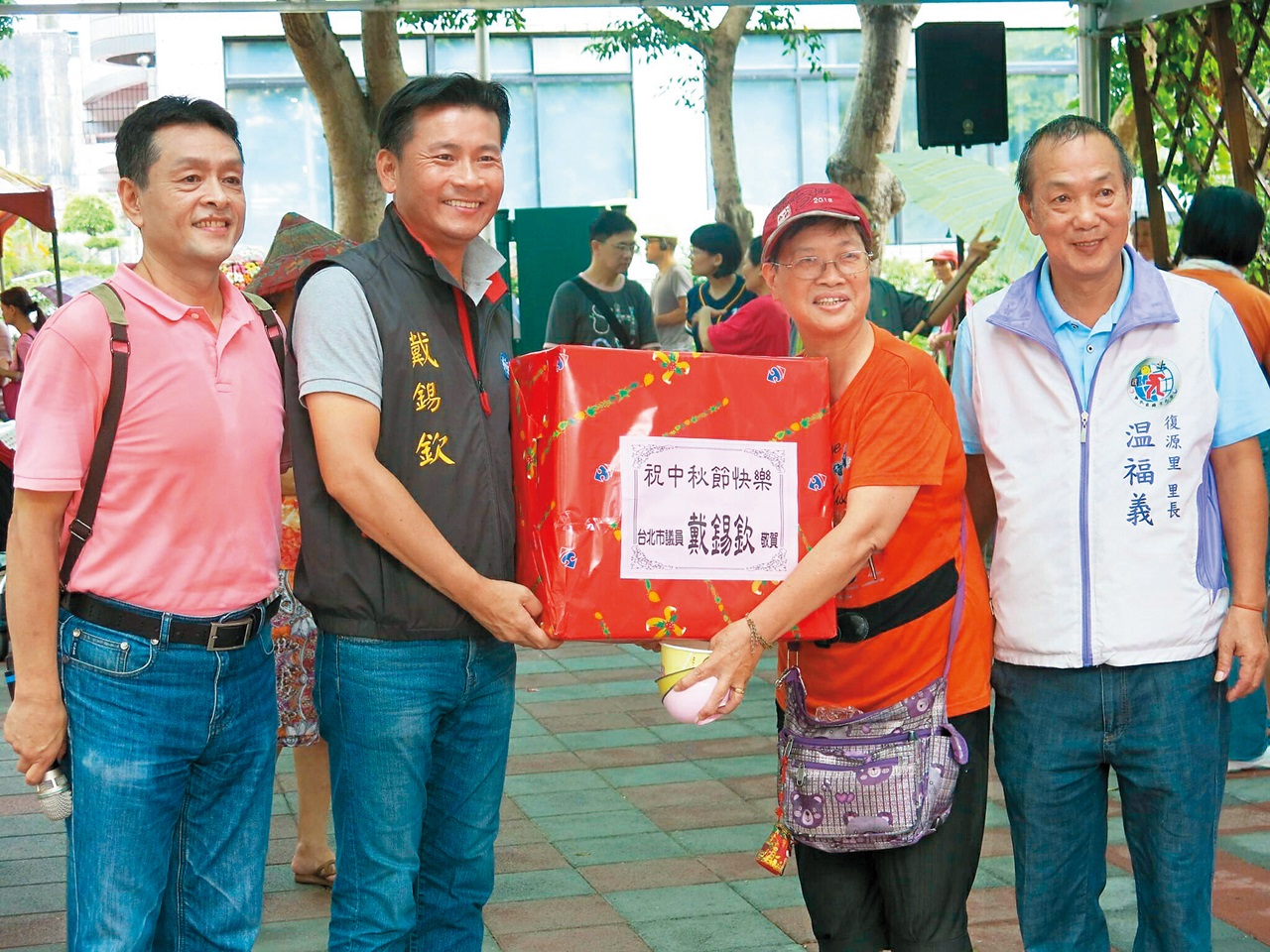 ↑ 戴錫欽從政之後勤跑基層，頗受選民愛戴。（翻攝自戴錫欽臉書）