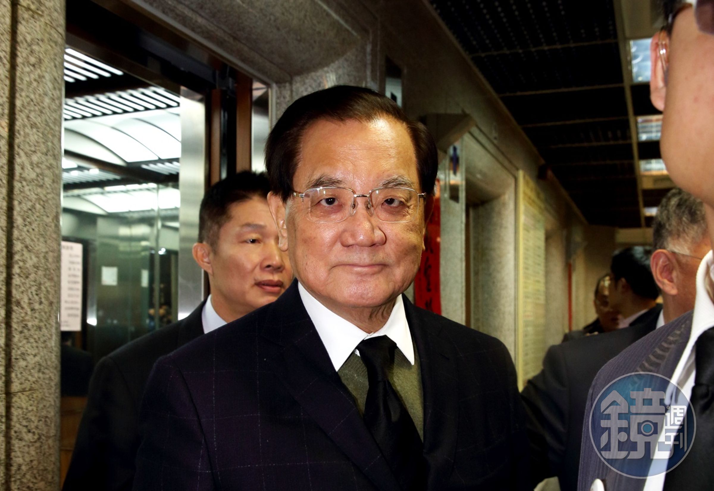 永豐餘創辦人之一何義的三子何政廷，和連戰（圖）是成功中學的同班同學，後來還找連戰為父親何義的傳記寫序。
