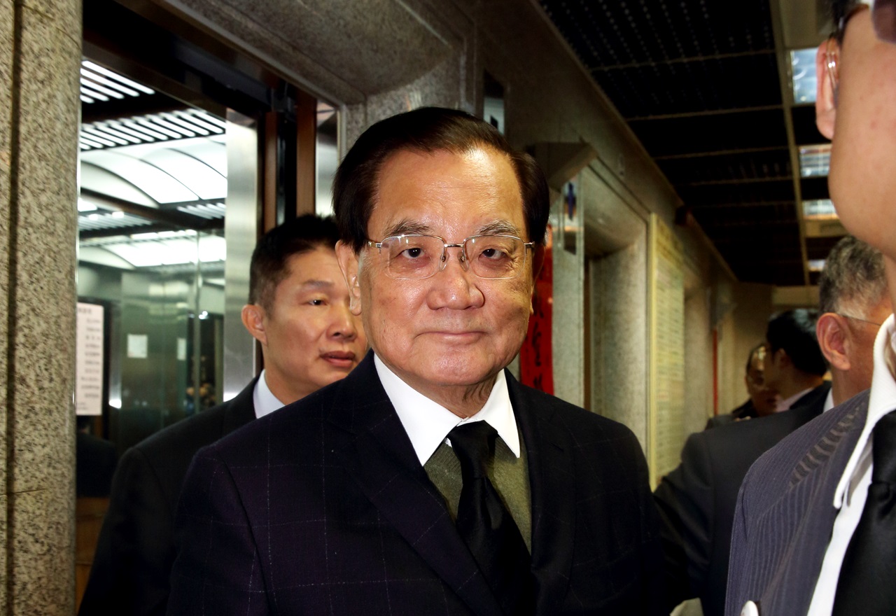 永豐餘創辦人之一何義的三子何政廷，和連戰（圖）是成功中學的同班同學，後來還找連戰為父親何義的傳記寫序。