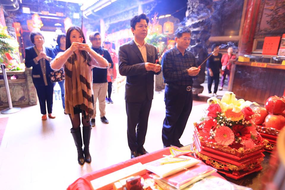 孫岳澤（中）說，生意雖然有聲有色，但根本不足以支付龐大利息，常常藉東牆補西牆。