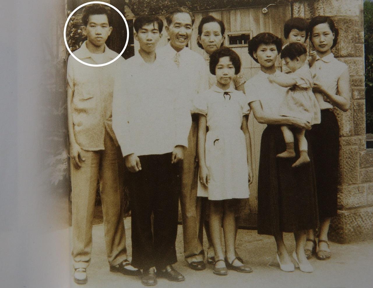 永豐餘集團第二代何政廷(白圈處)回想年輕時,語出驚人說,婚事是在機場相親而訂下的。(翻攝《台灣前輩企業家:何義傳略》)